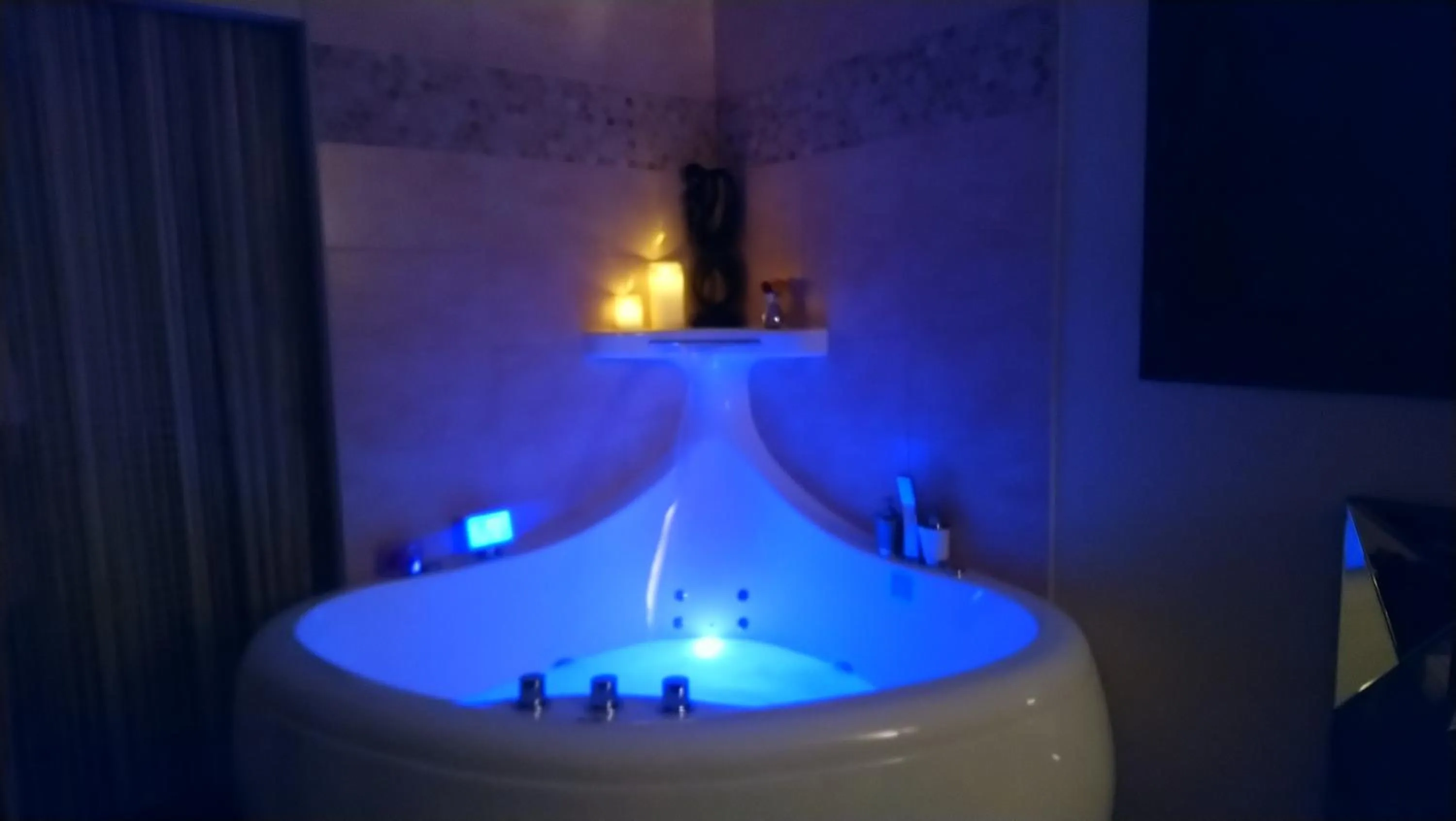 Hot Tub in Plgfe - Maison d'hôtes EPICUROOMS - Suites romantiques 5 étoiles