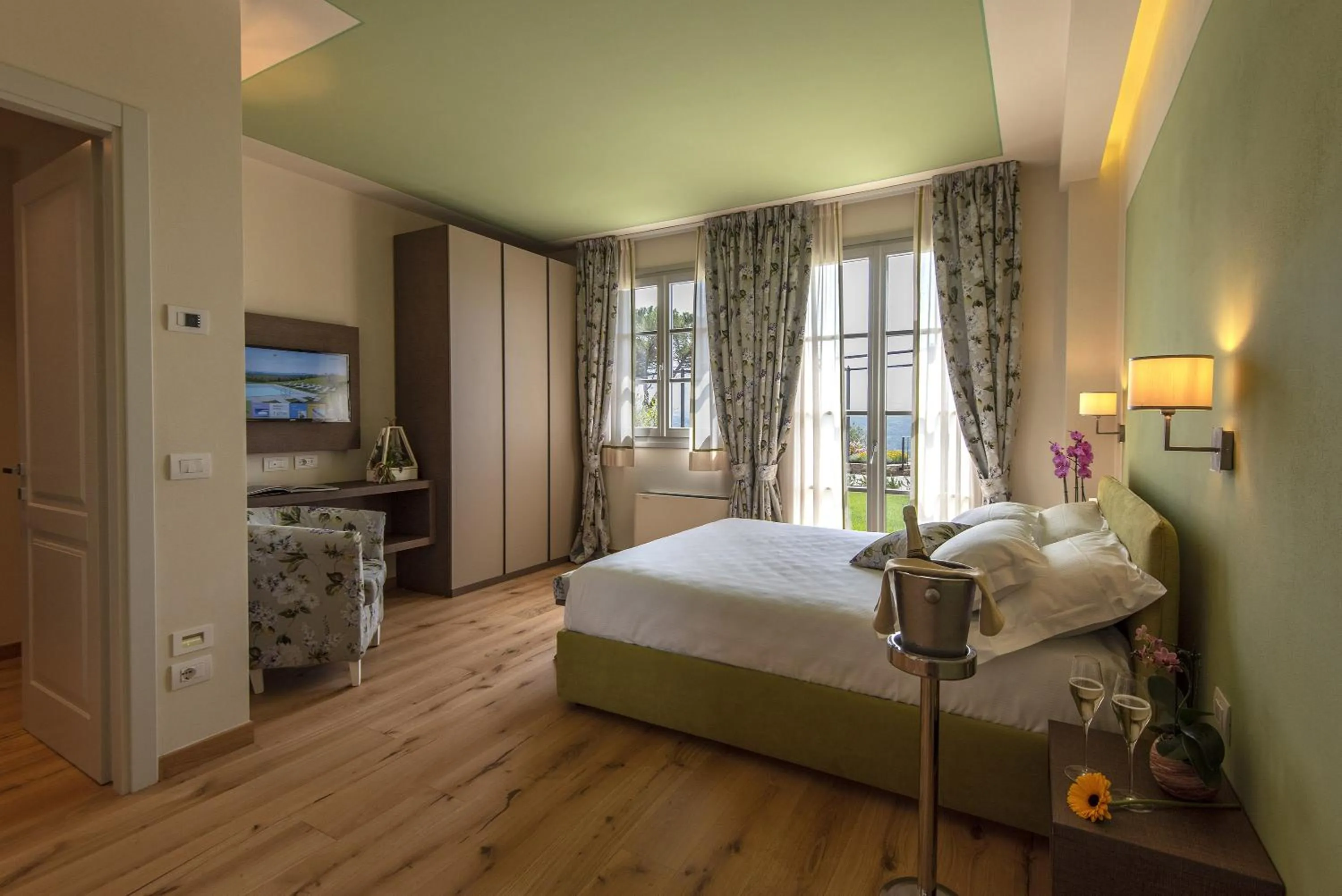 Photo of the whole room, Bed in Resort 37