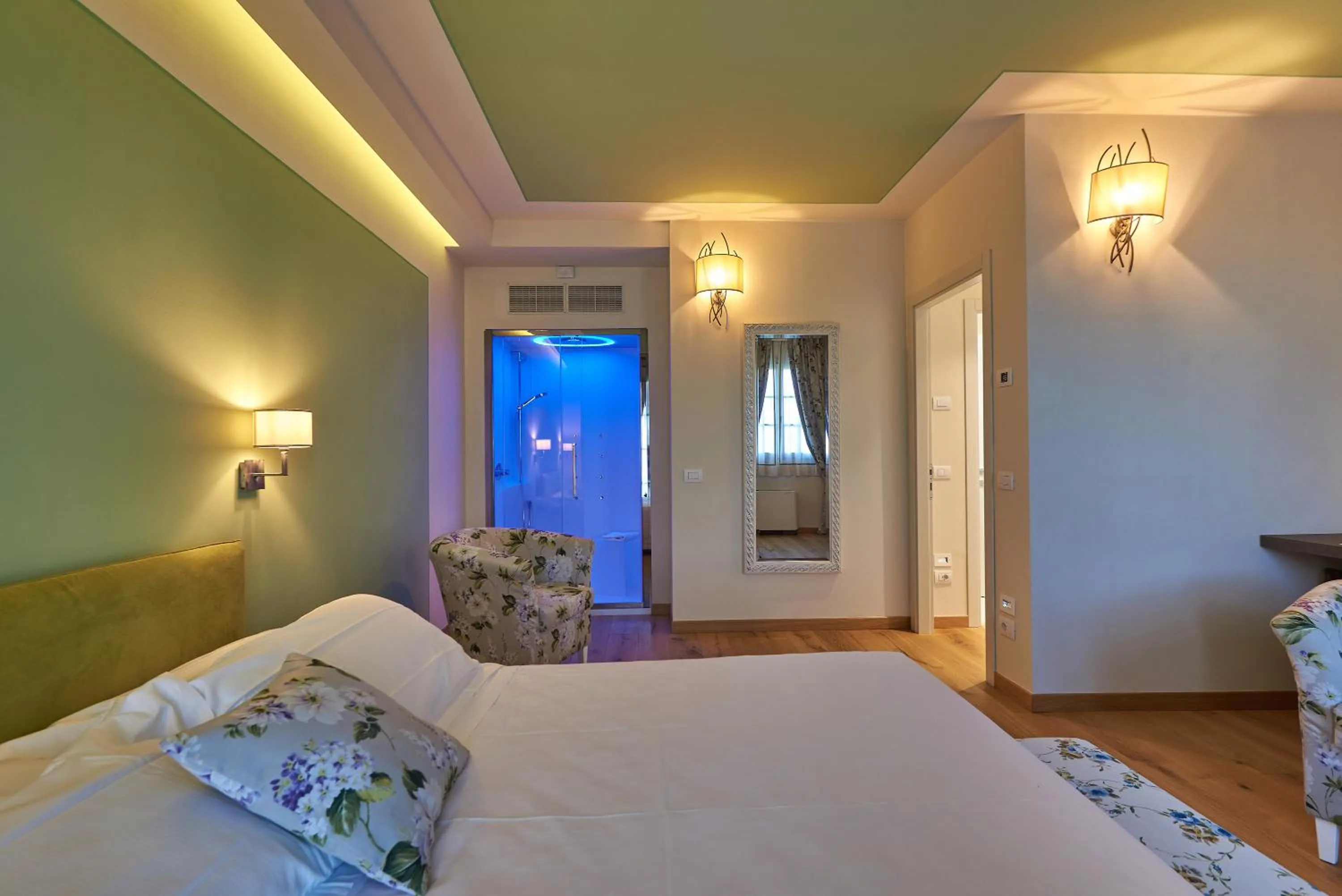 Shower, Bed in Resort 37