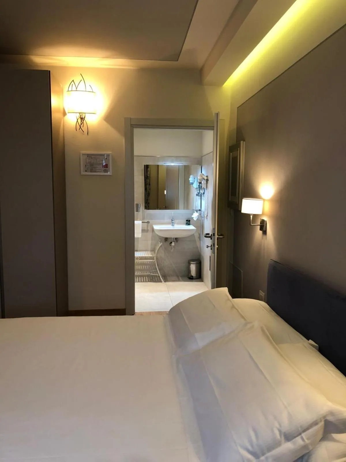 Bathroom, Bed in Resort 37