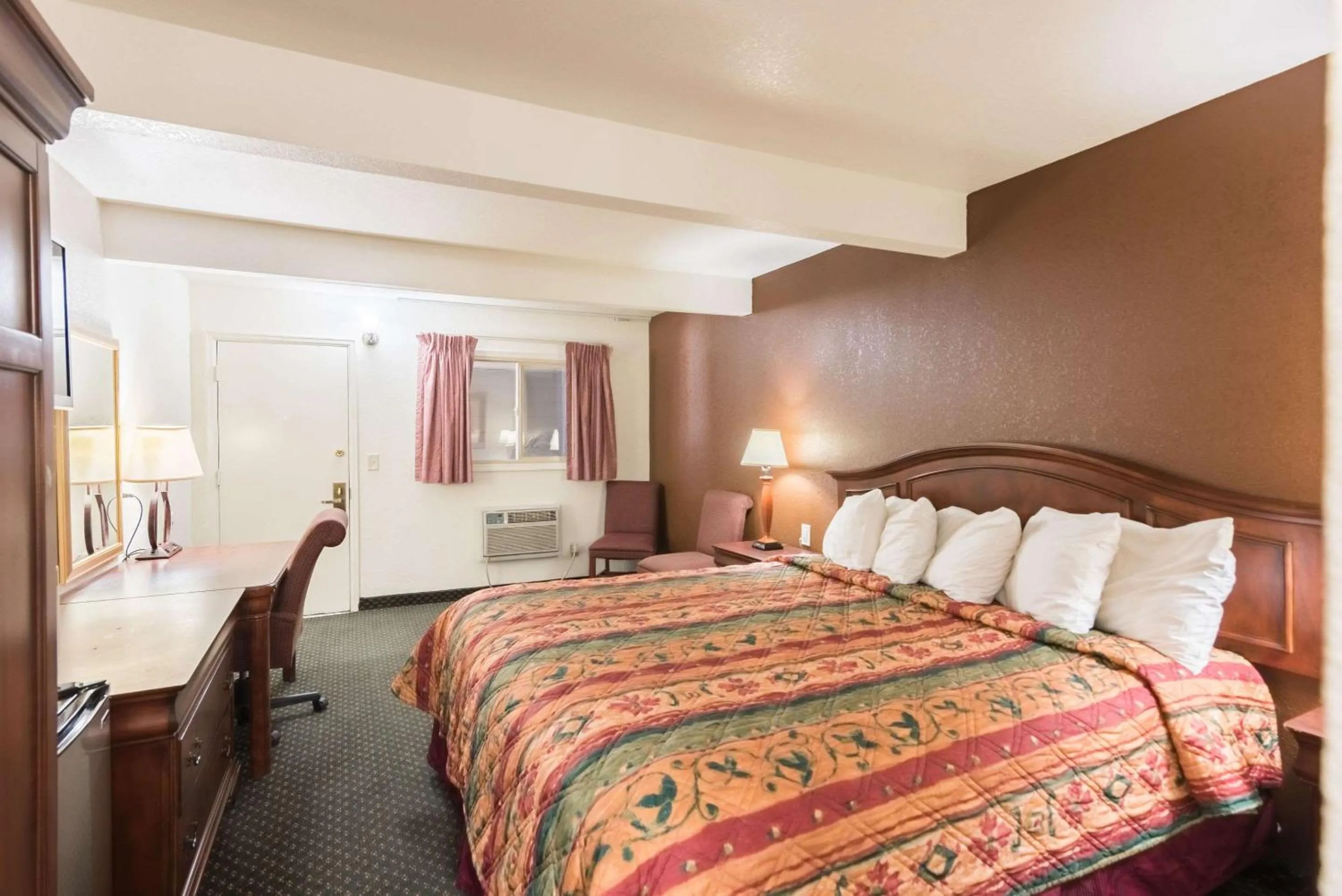 Photo of the whole room in 1st Interstate Inn Montrose