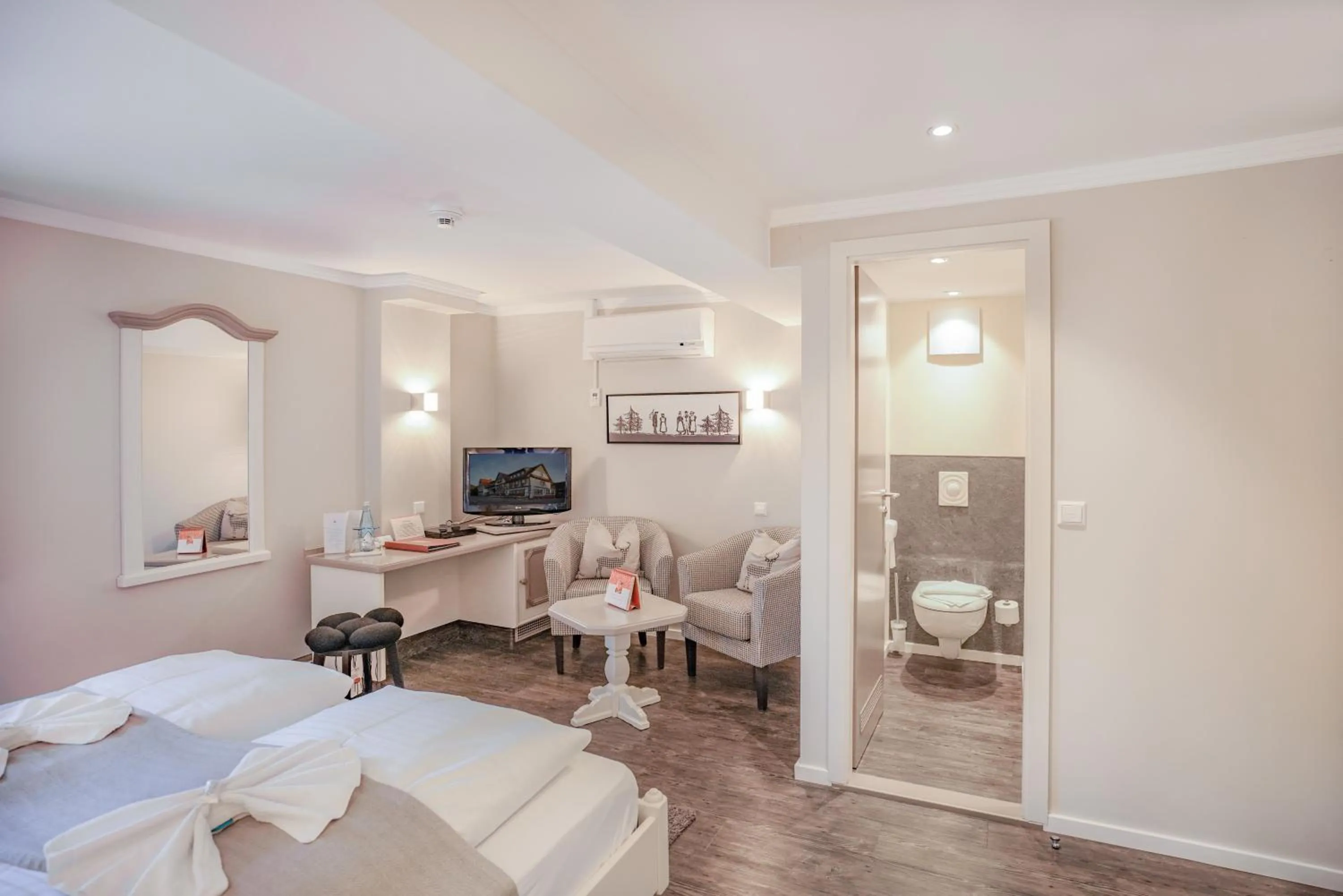 Photo of the whole room, Bed in Hotel Restaurant Der Engel, Sasbachwalden