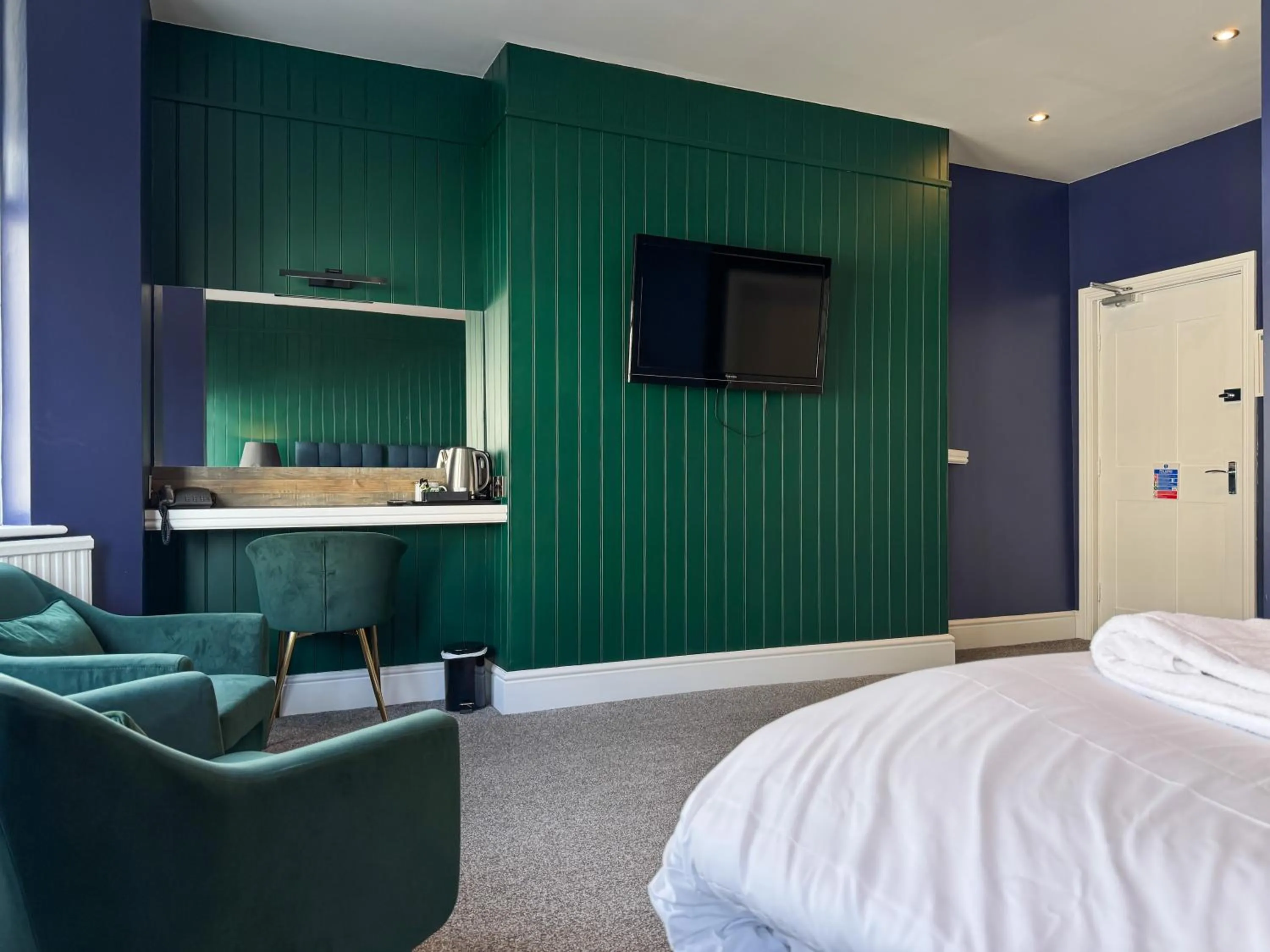 TV and multimedia, Bed in Delmont Hotel & View Restaurant