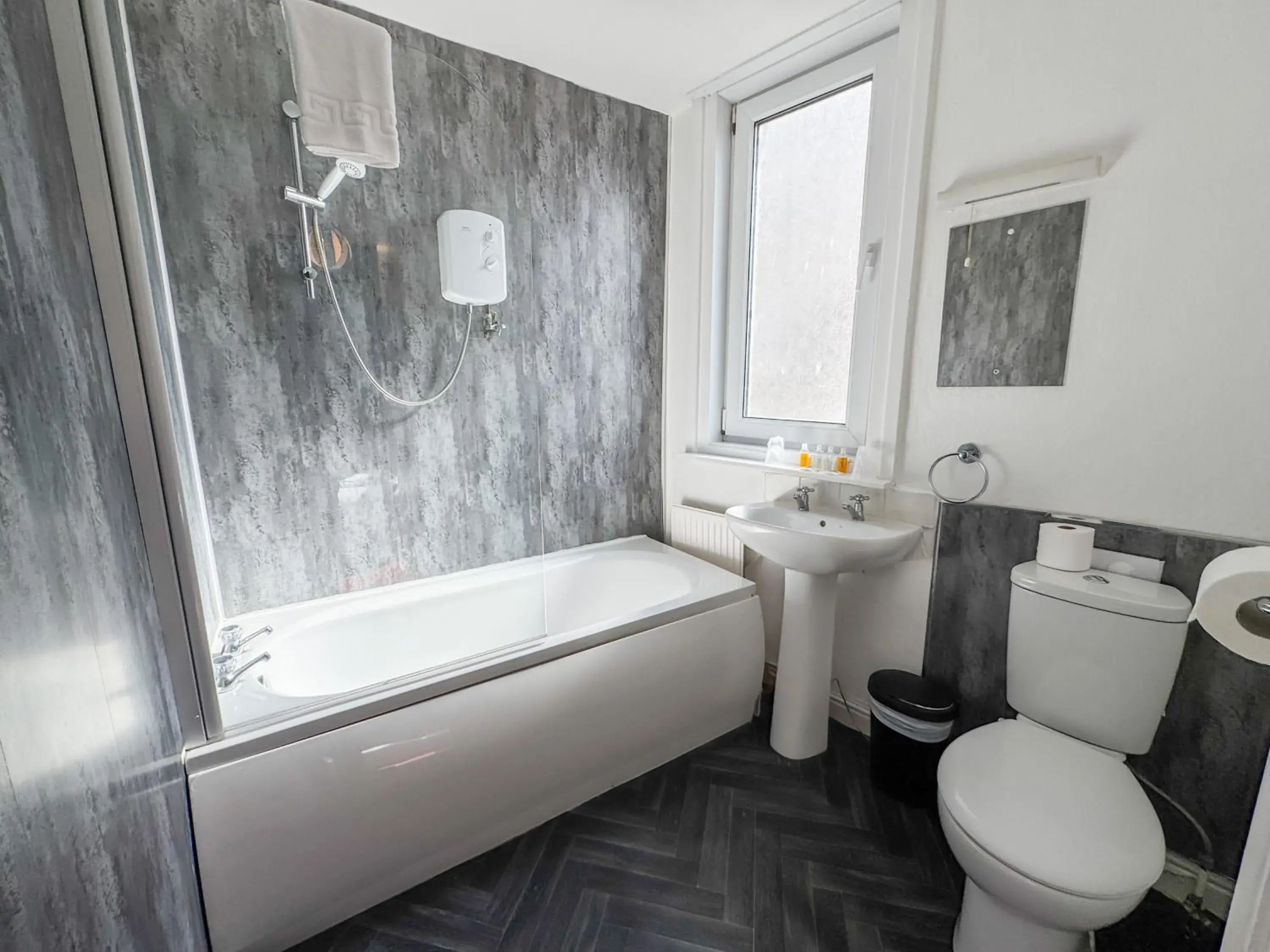 Budget Twin Room in Delmont Hotel & View Restaurant Budget Twin Room in Delmont Hotel & View Restaurant