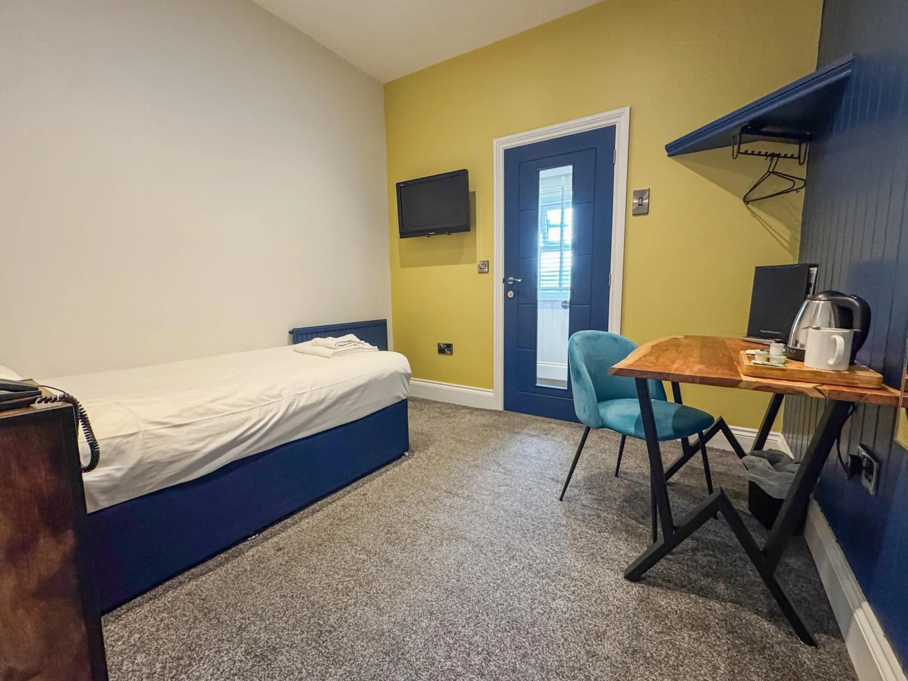 Bedroom, Bed in Delmont Hotel & View Restaurant