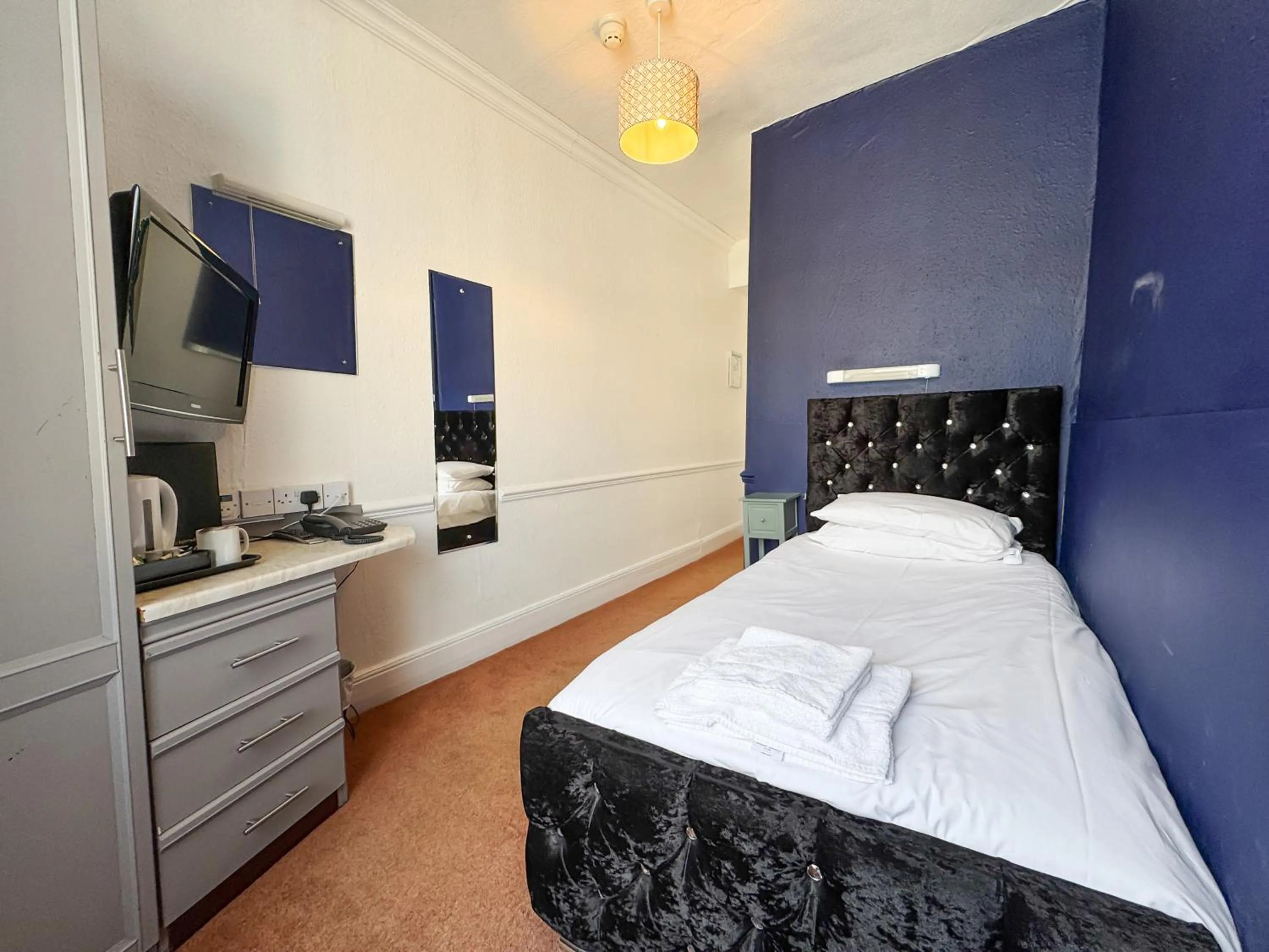 Bedroom, Bed in Delmont Hotel & View Restaurant