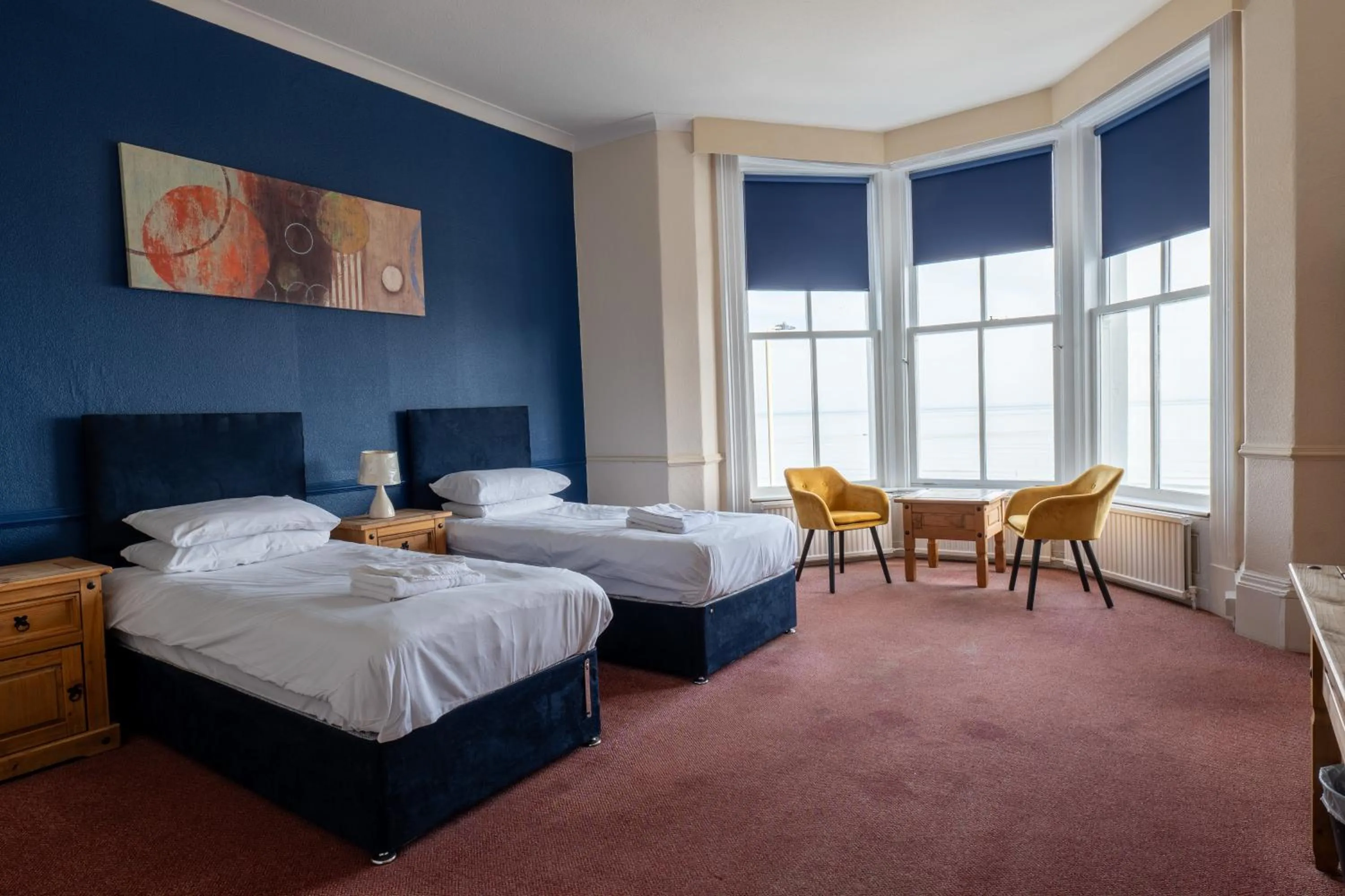 Seating area, Bed in Delmont Hotel & View Restaurant