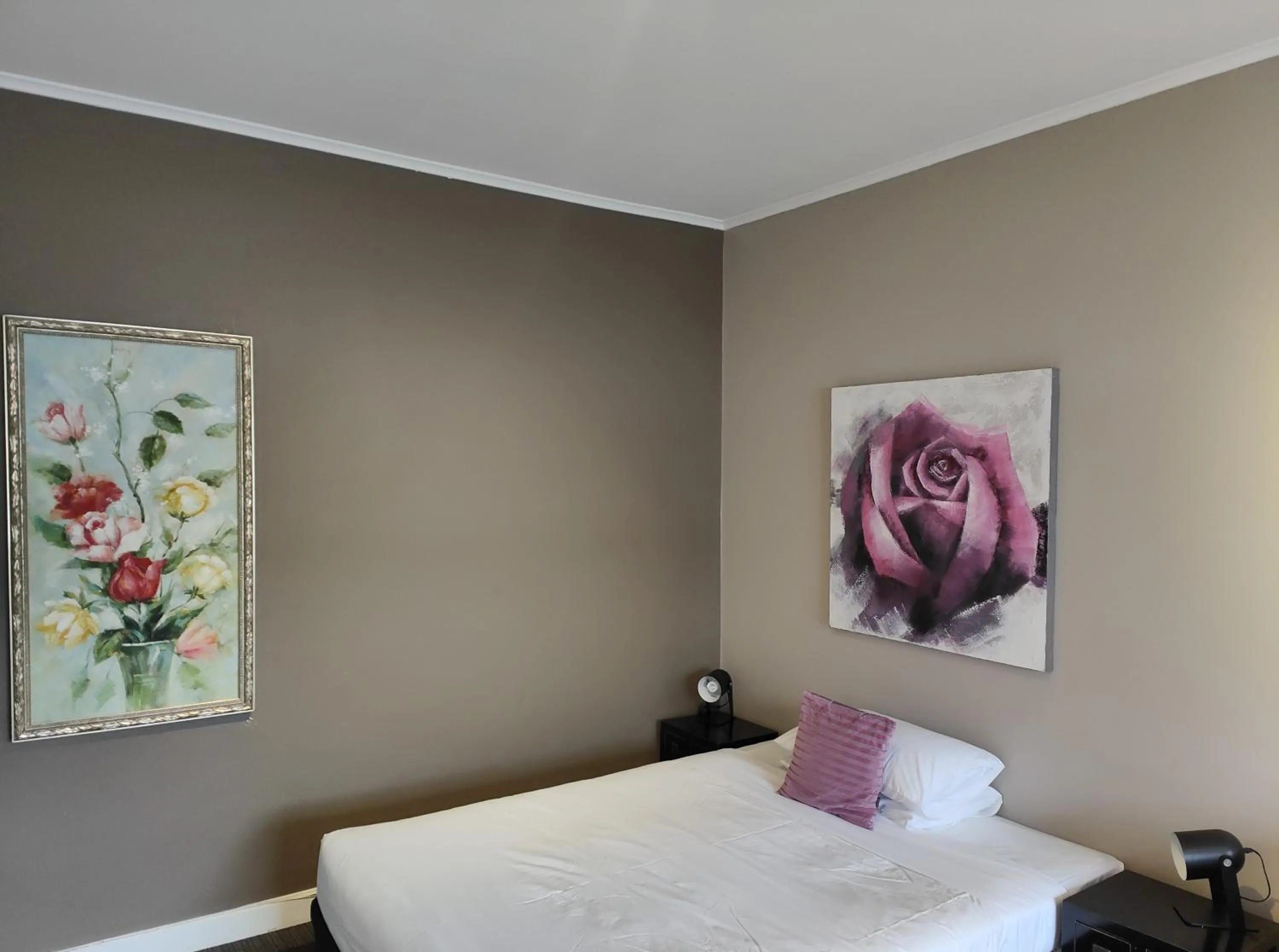 Bedroom, Bed in Centennial Inn on Bathurst