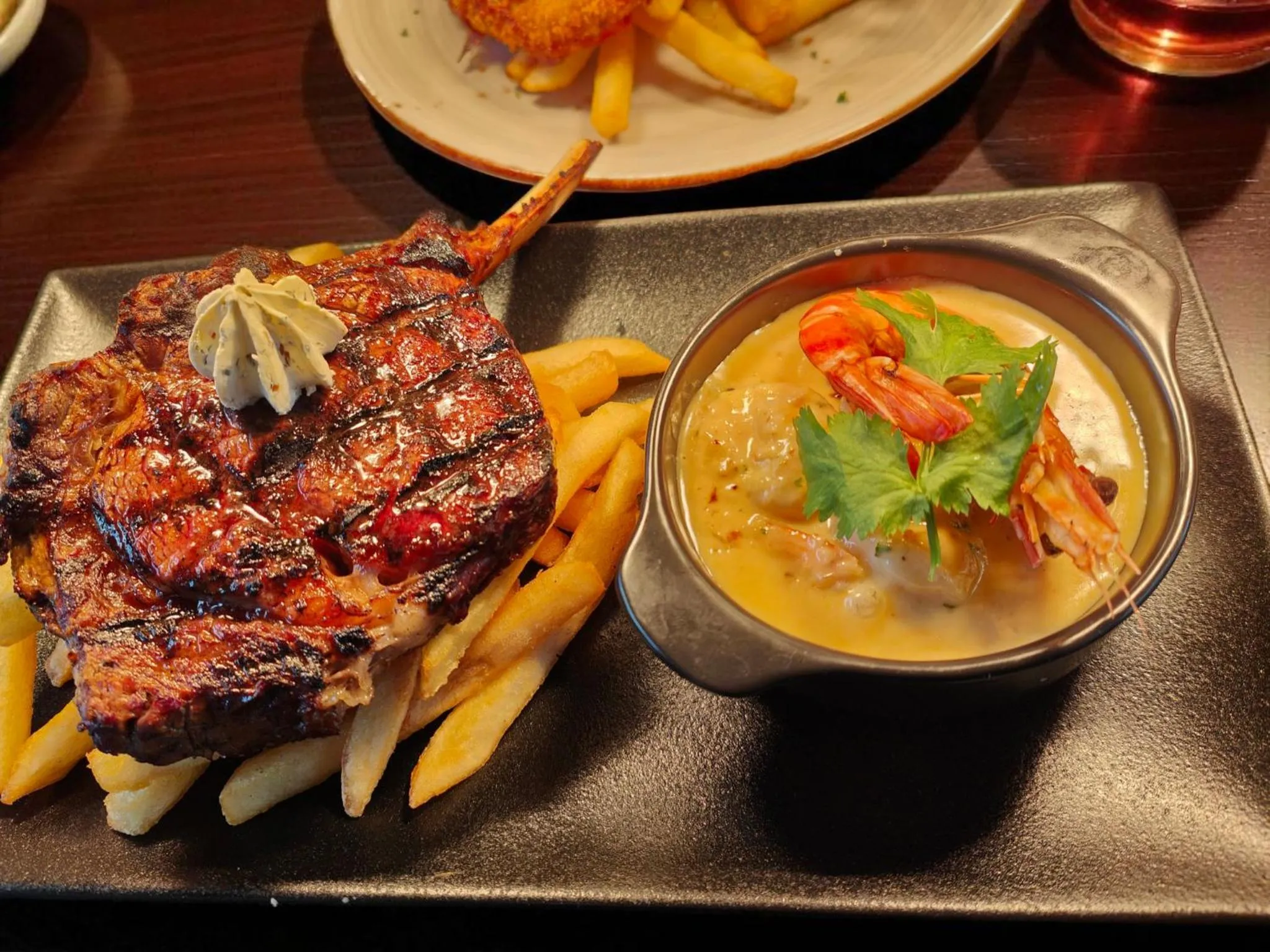 Restaurant/places to eat in Centennial Inn on Bathurst