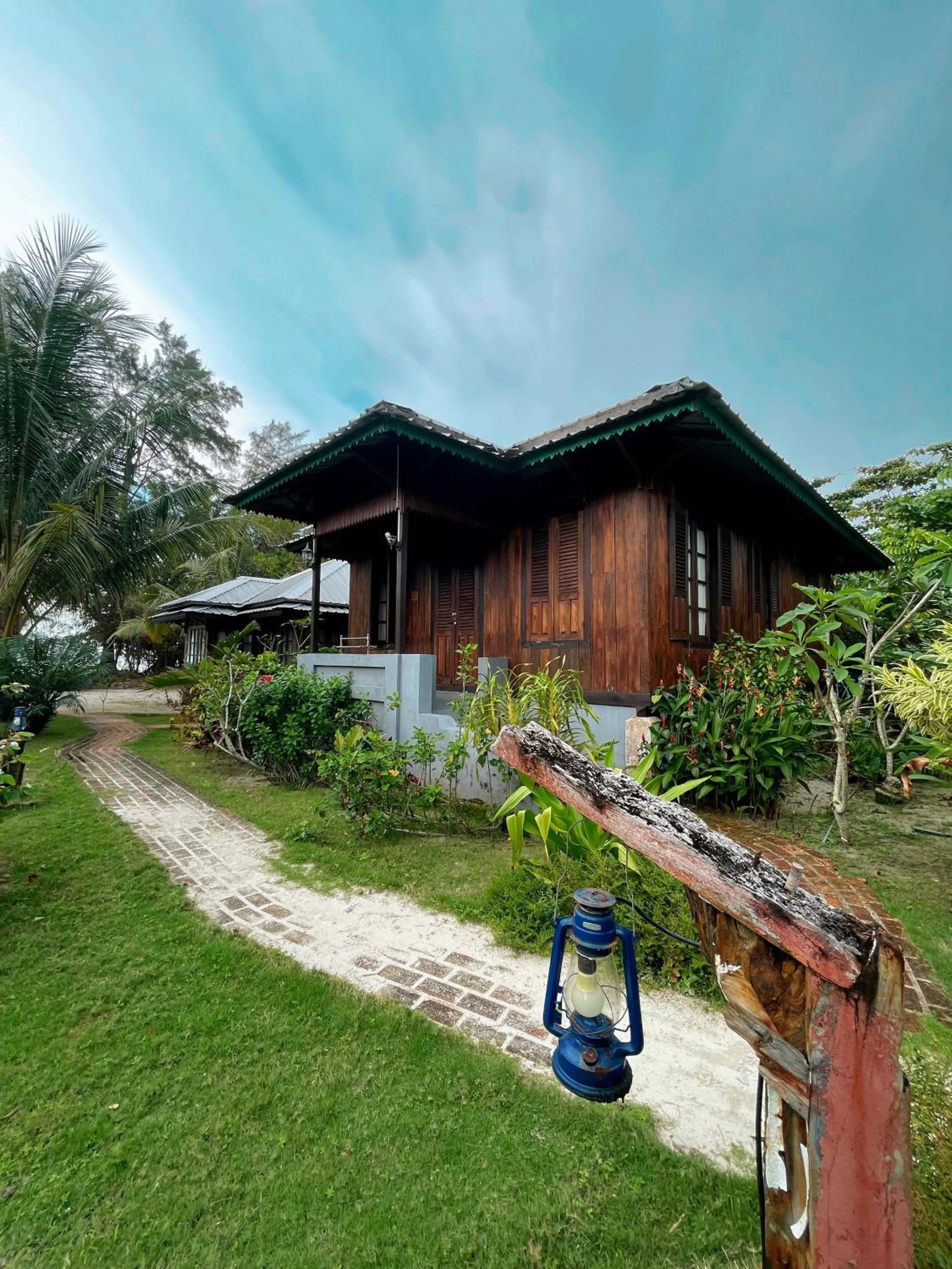 Rock and Wreck Dive Resort