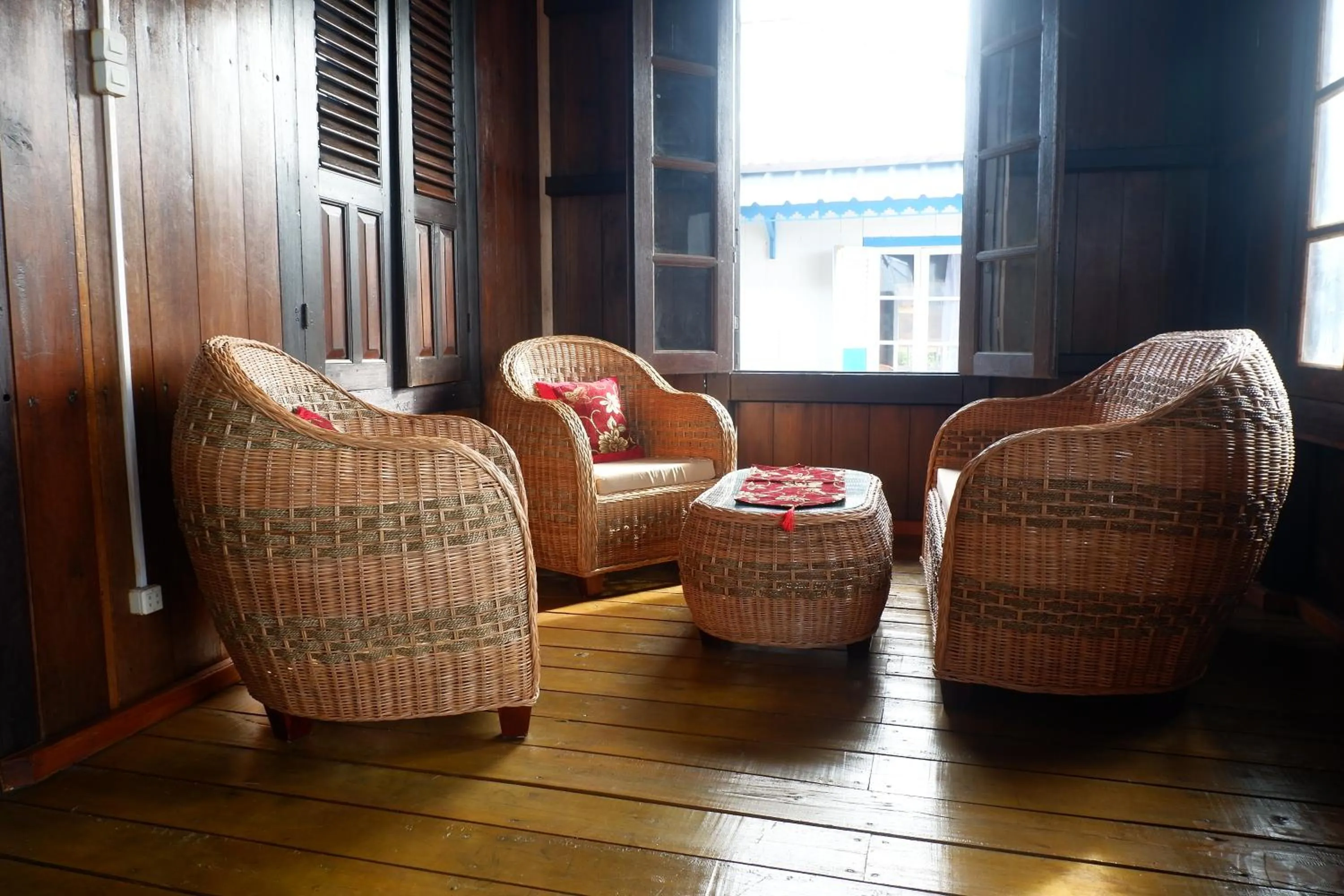 Living room in Rock and Wreck Dive Resort