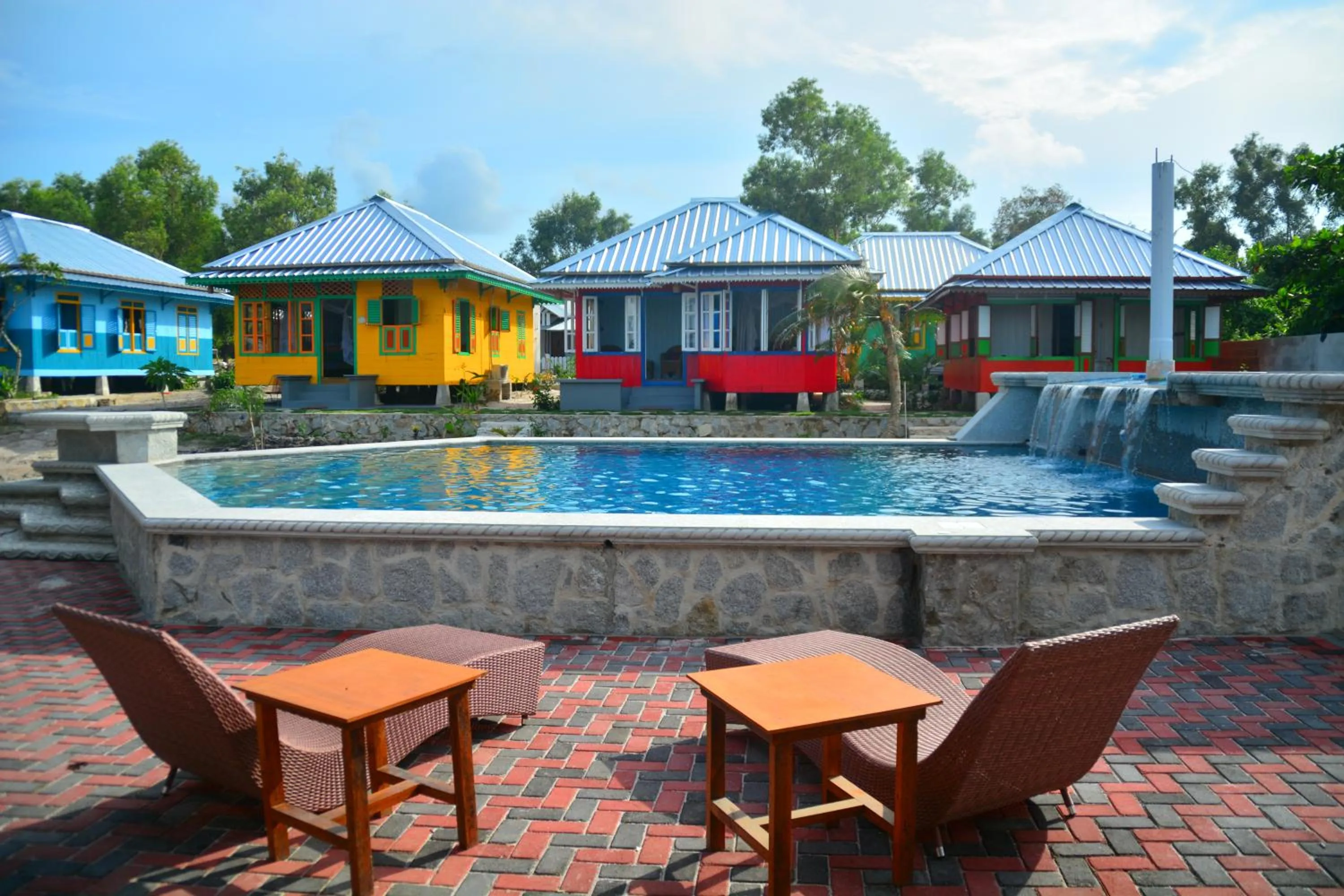 Swimming pool in Rock and Wreck Dive Resort