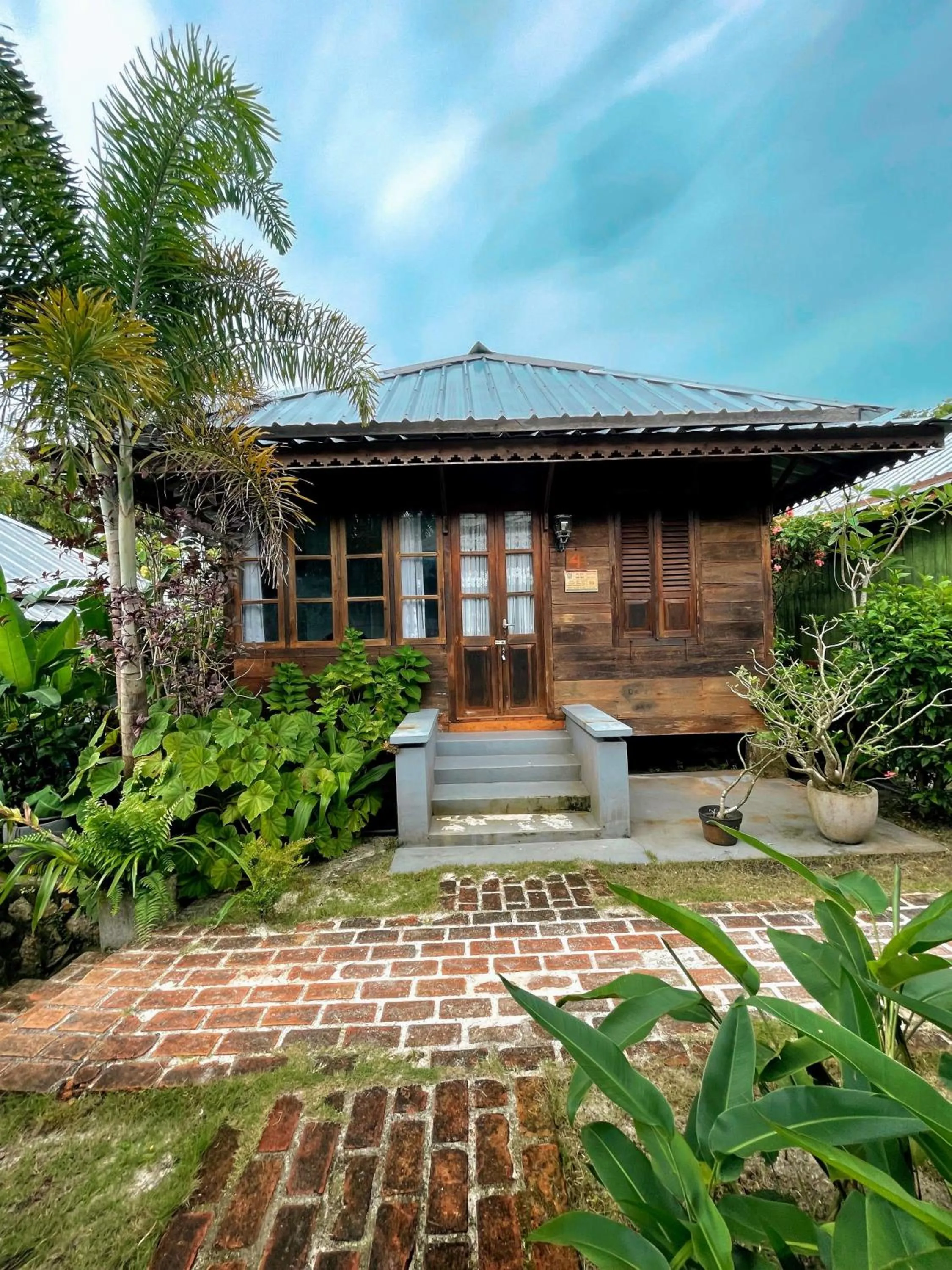 Rock and Wreck Dive Resort