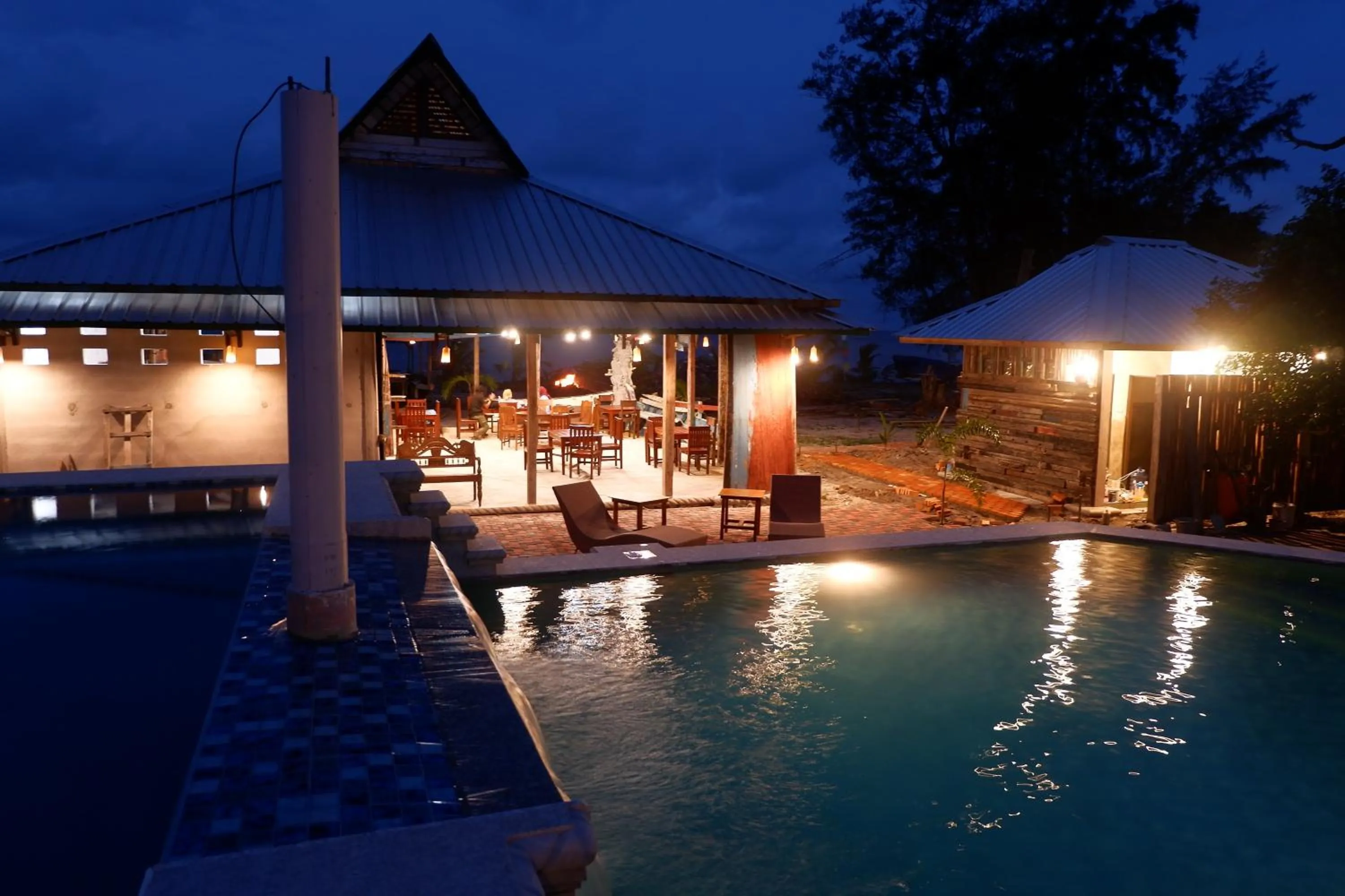 Swimming pool in Rock and Wreck Dive Resort