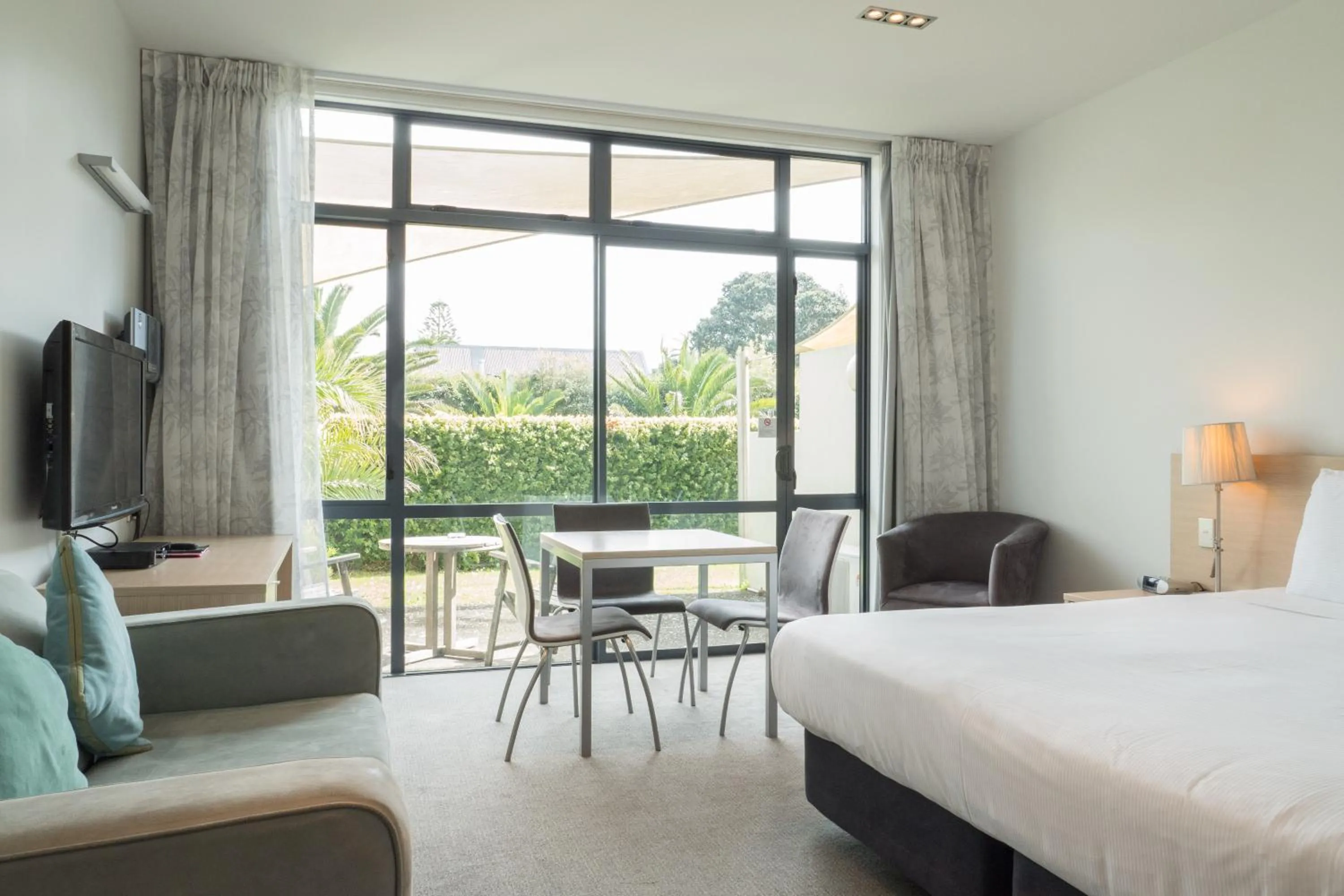 Bedroom, Bed in Waves