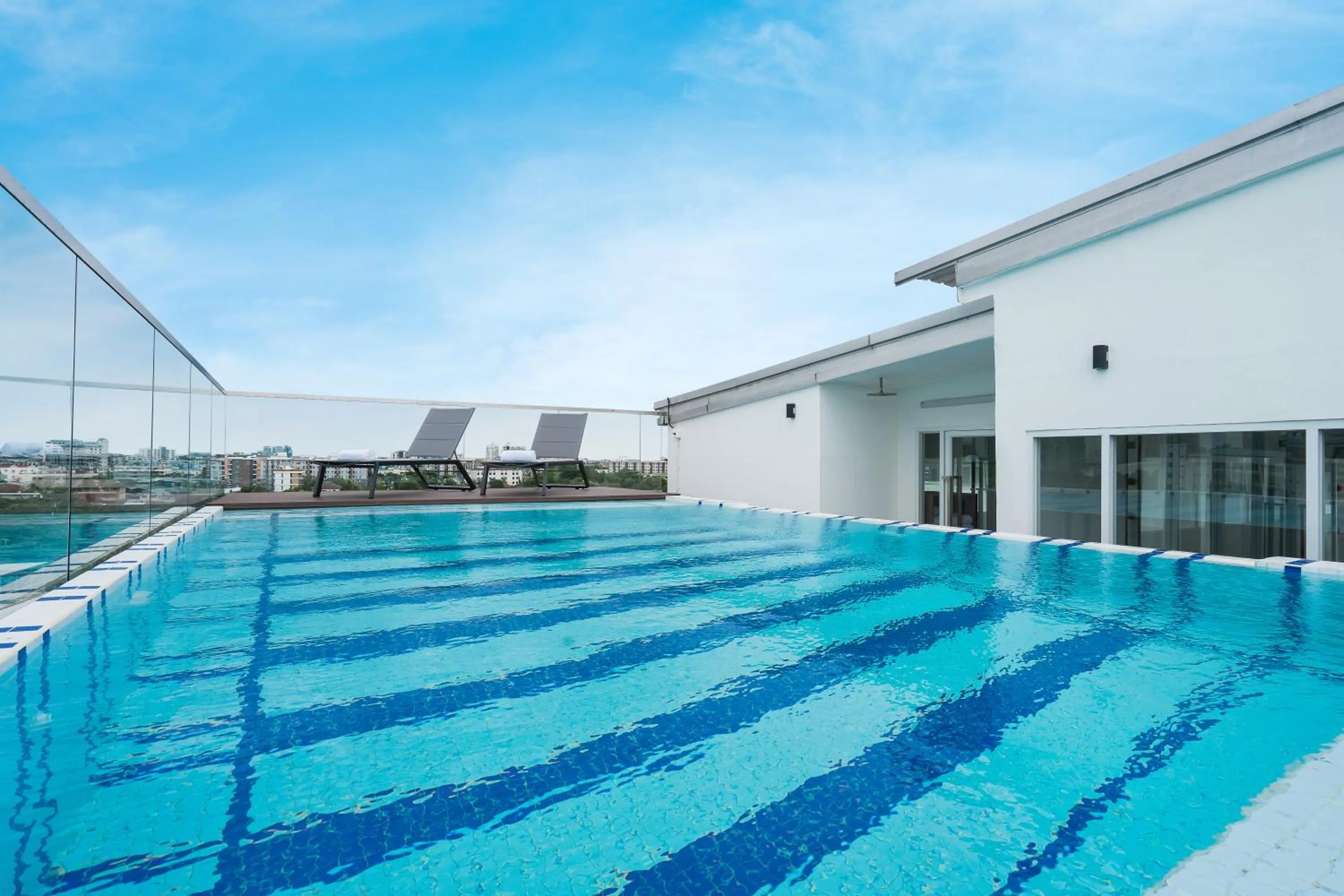 Swimming pool in Hotel Amber Sukhumvit 85
