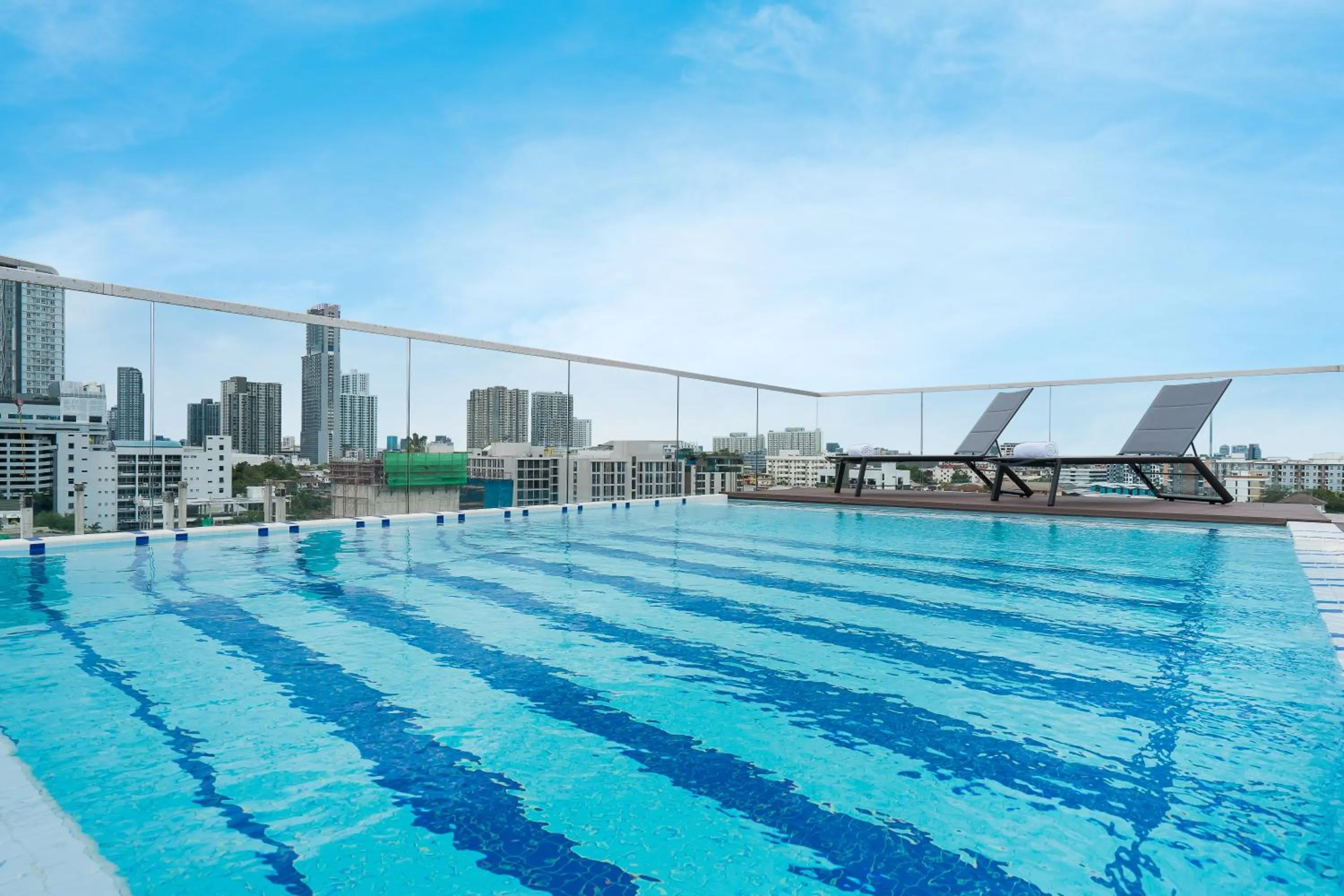 Swimming pool in Hotel Amber Sukhumvit 85