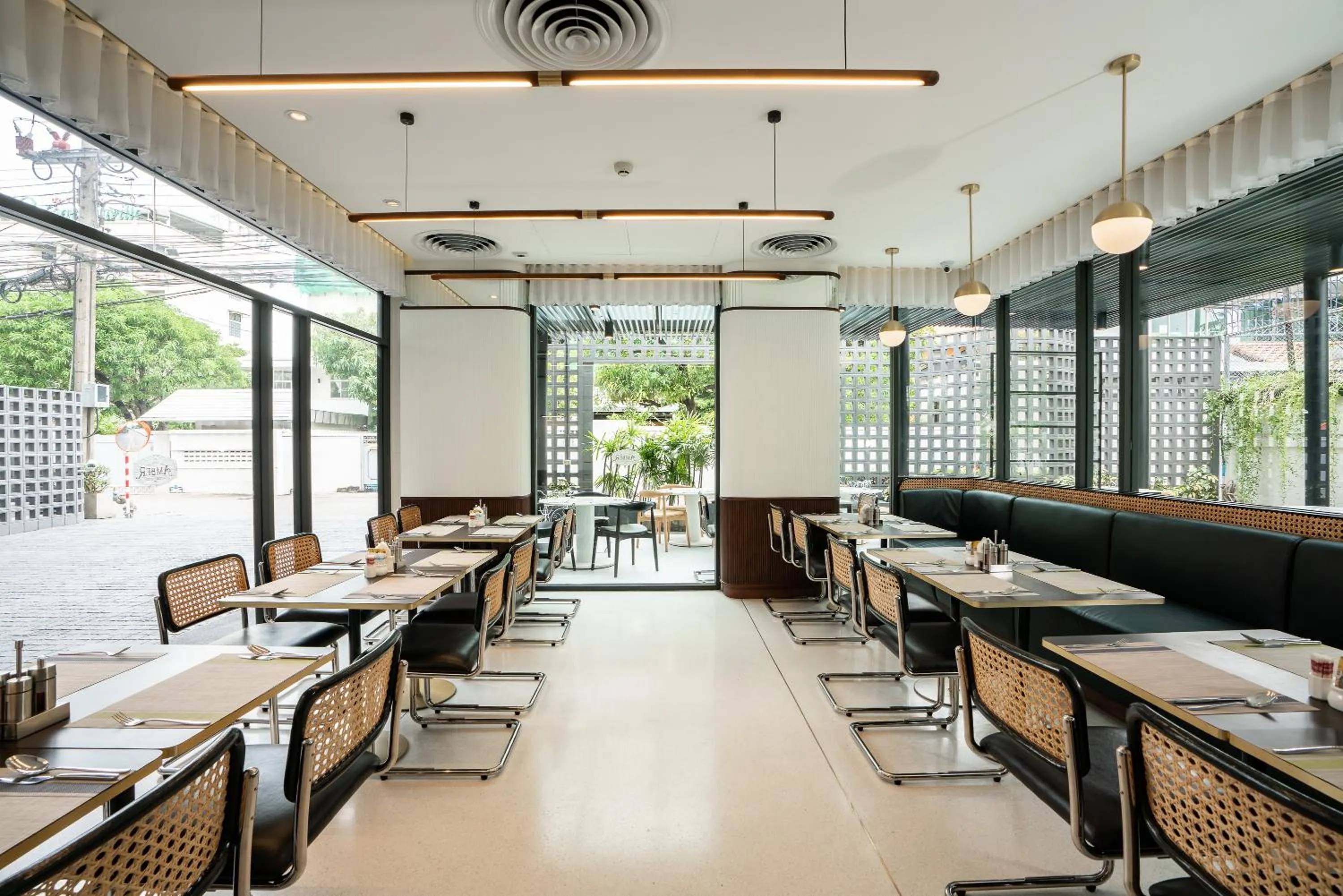 Restaurant/places to eat in Hotel Amber Sukhumvit 85