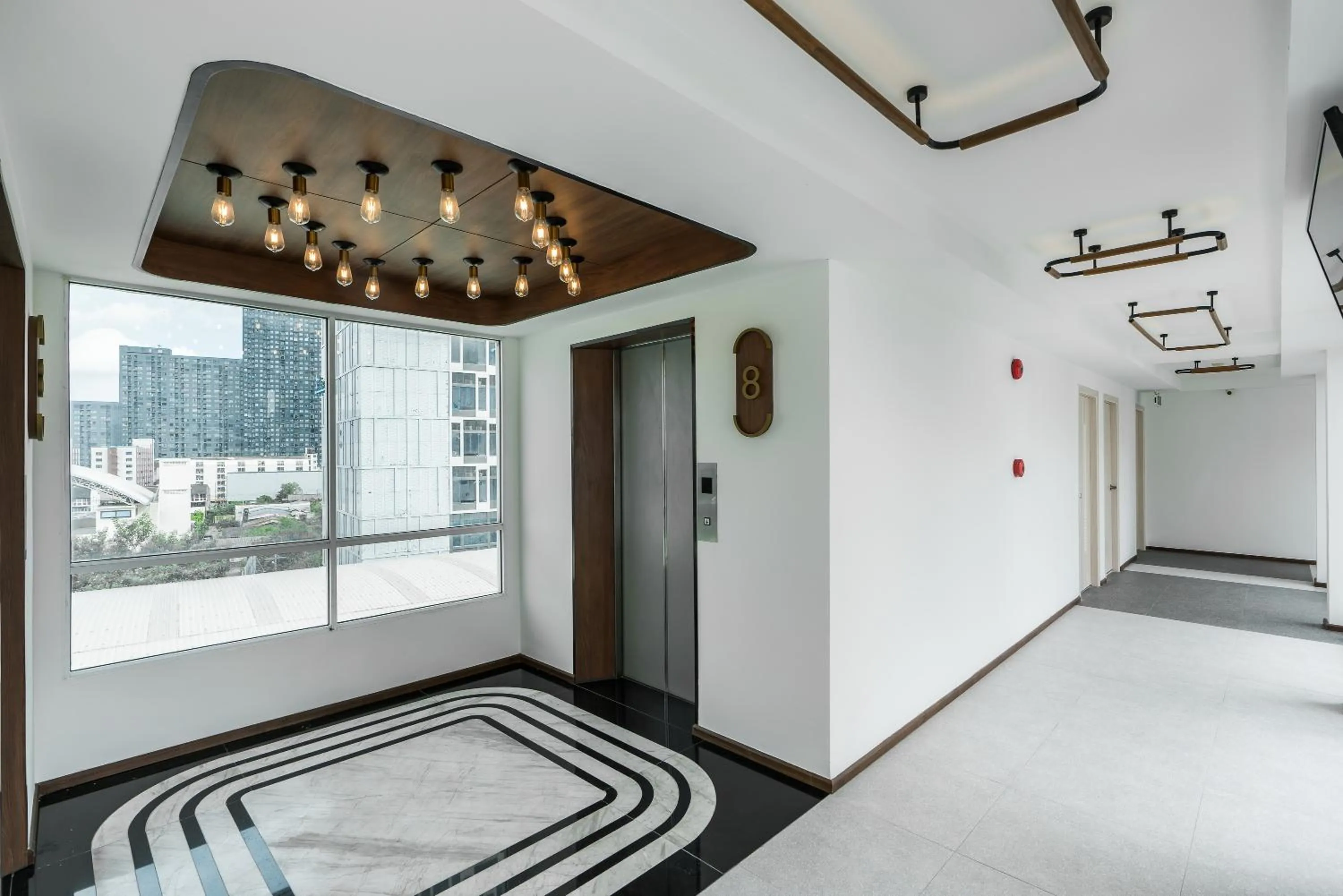 elevator, Bed in Hotel Amber Sukhumvit 85