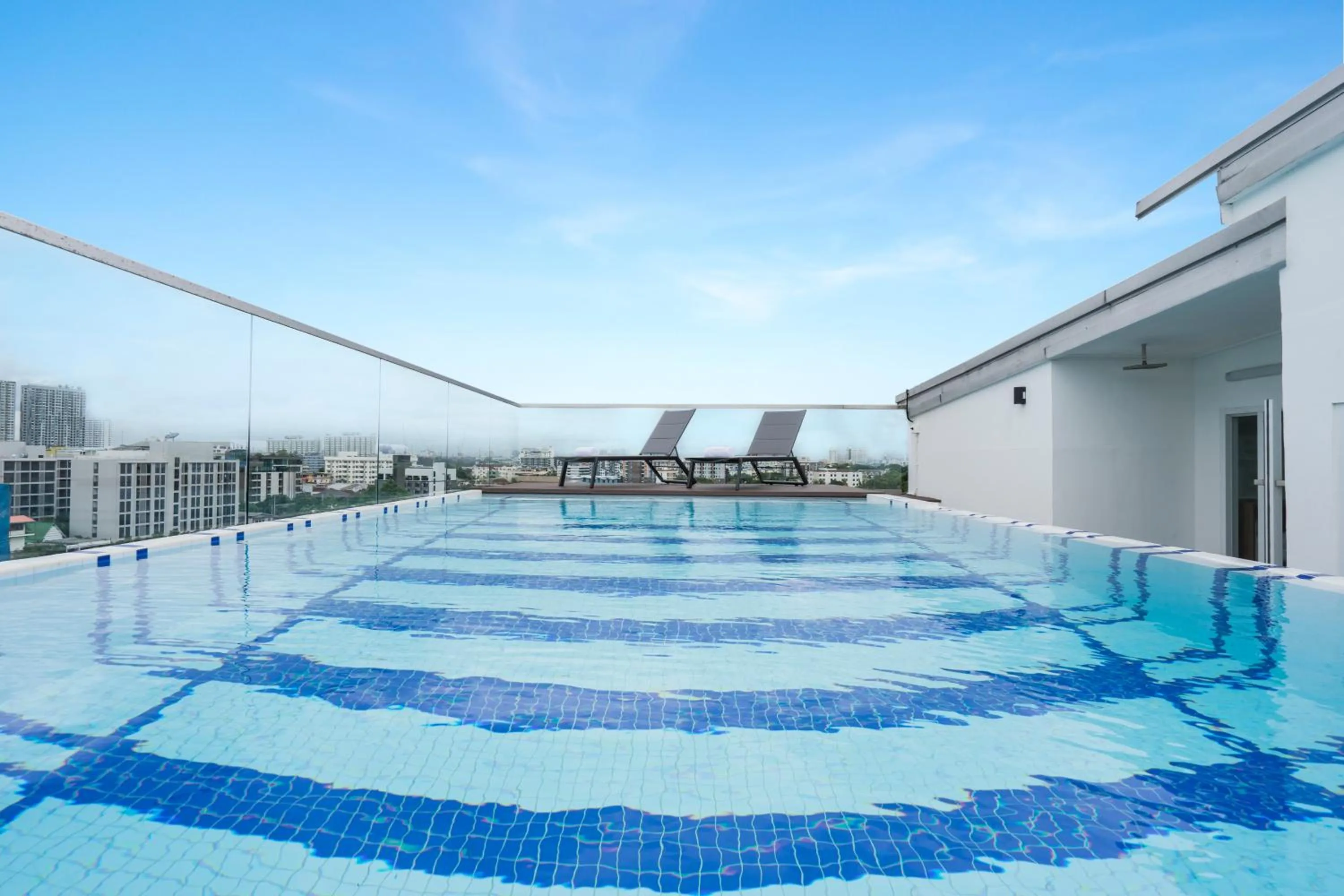 Swimming pool in Hotel Amber Sukhumvit 85