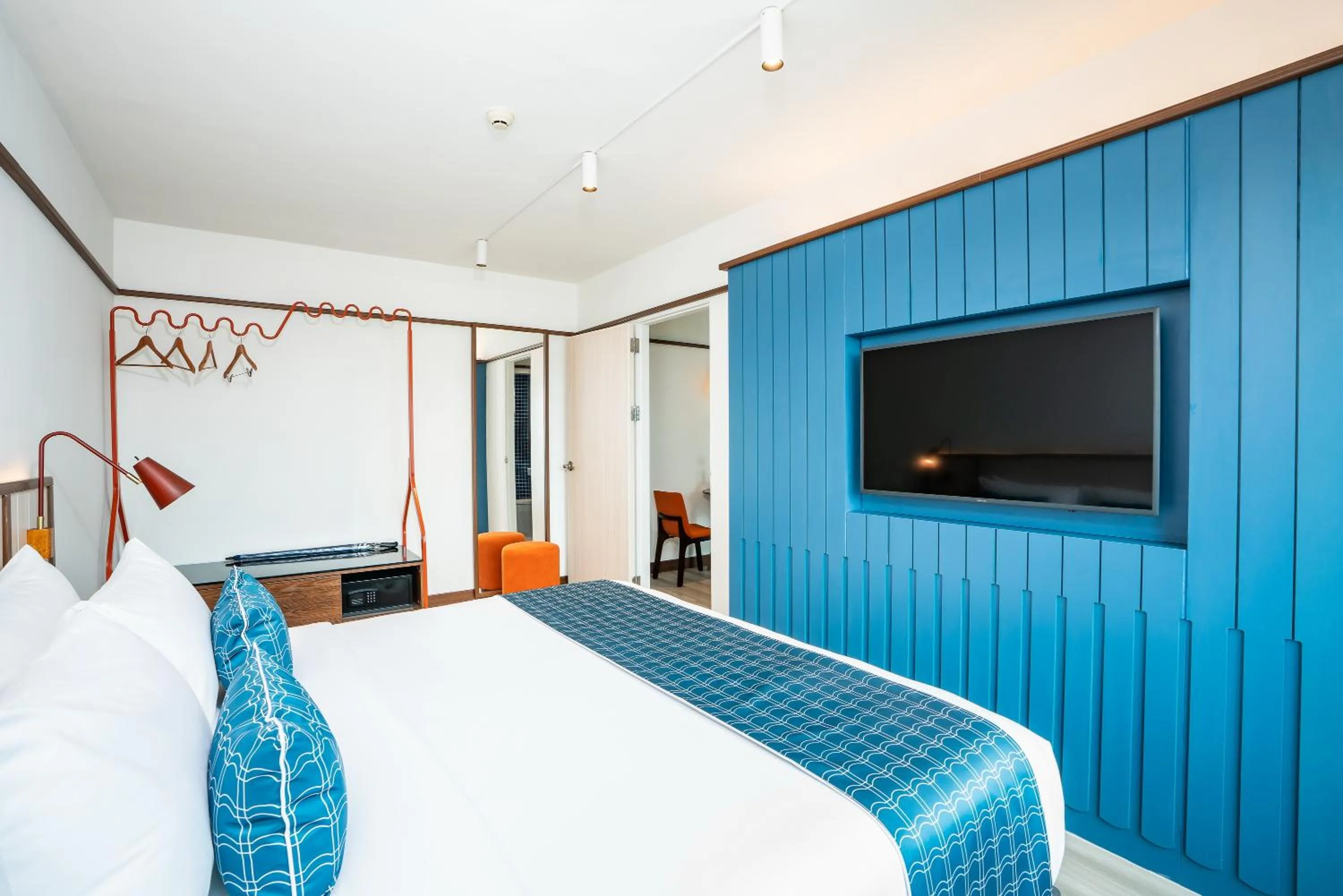 Communal lounge/ TV room, Bed in Hotel Amber Sukhumvit 85