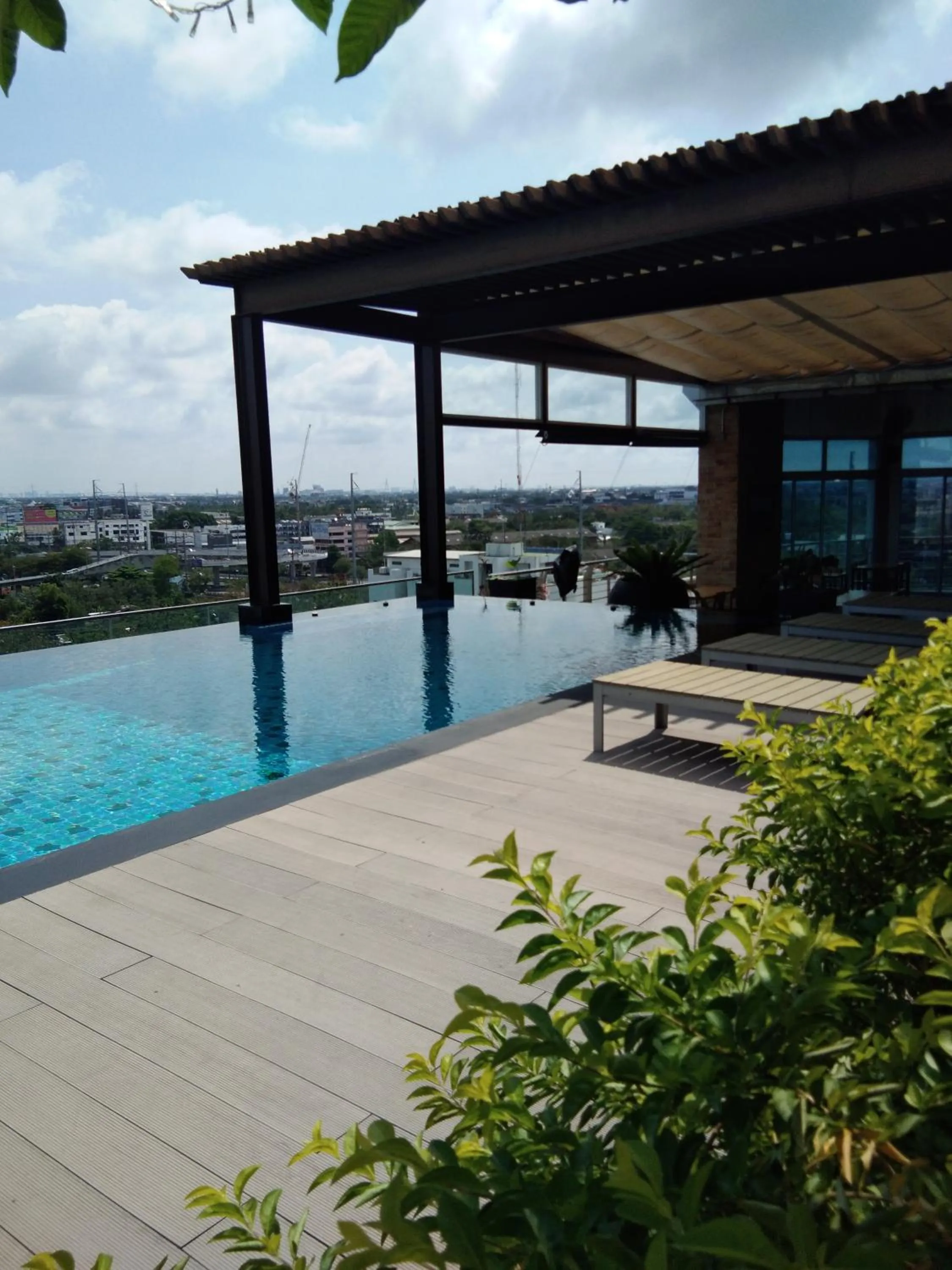 Swimming pool in Park Village Rama II