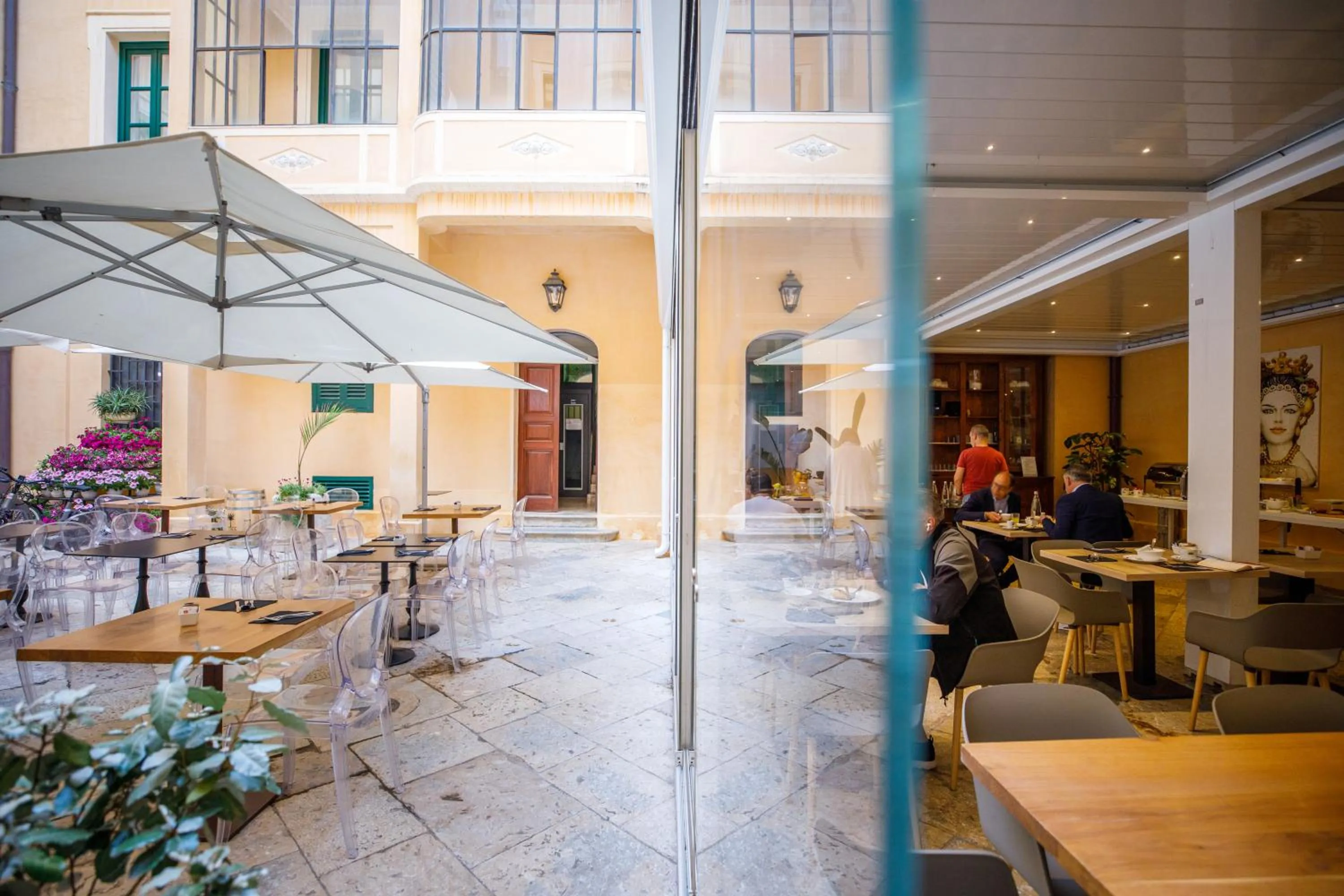 Restaurant/places to eat in Room Of Andrea Hotel