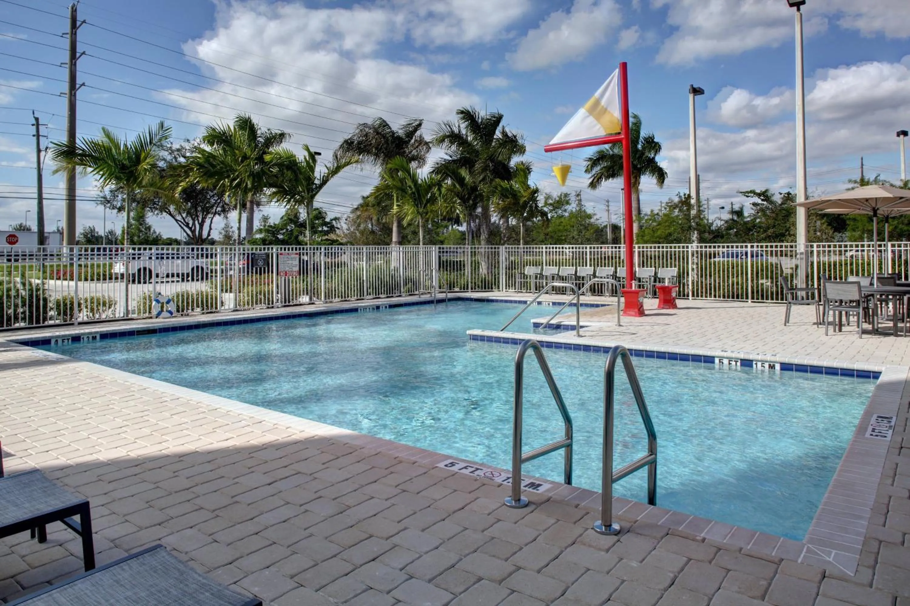 Swimming pool in Residence Inn Fort Lauderdale Coconut Creek