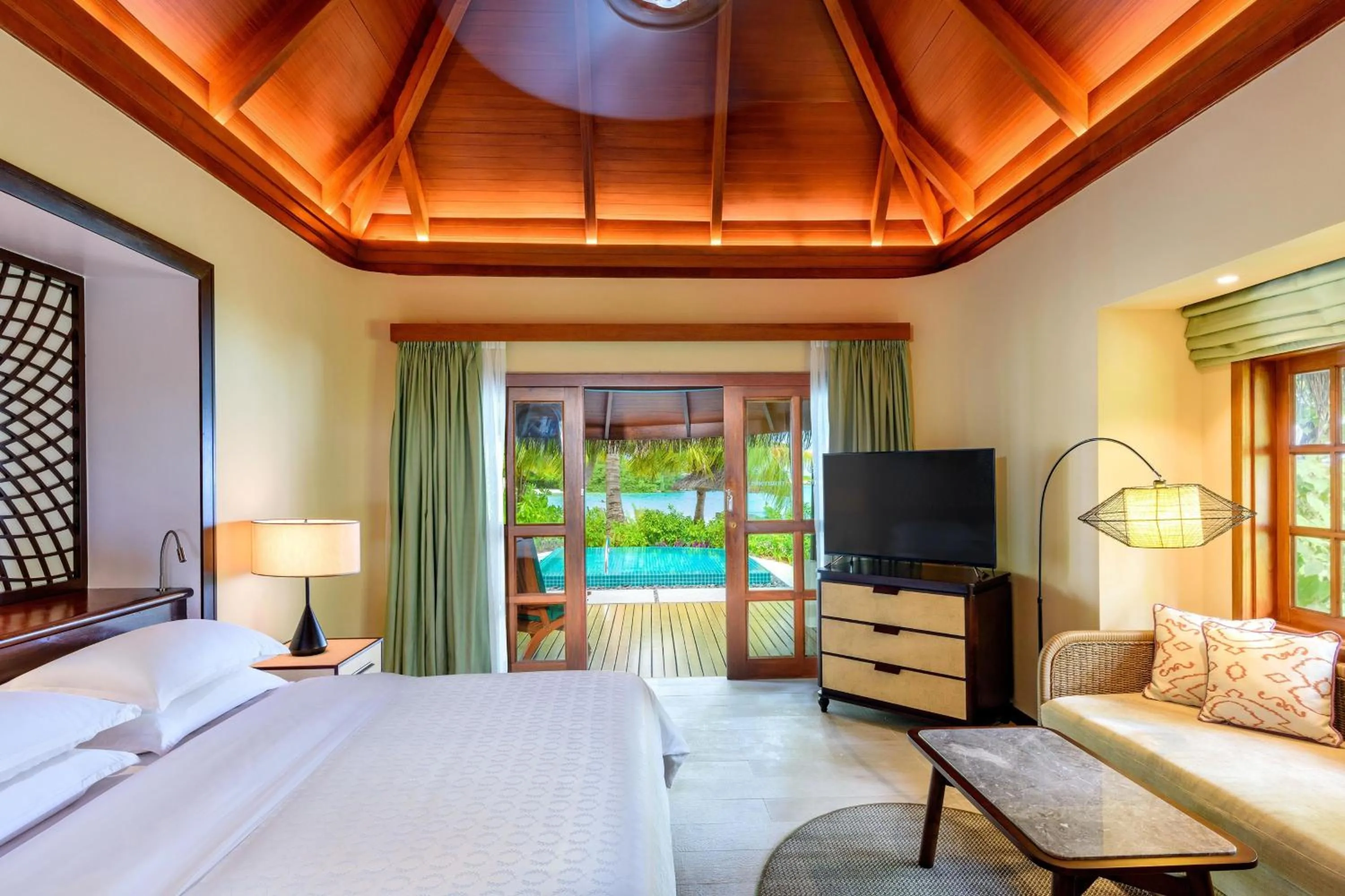 Swimming pool, Bed in Sheraton Maldives Full Moon Resort & Spa