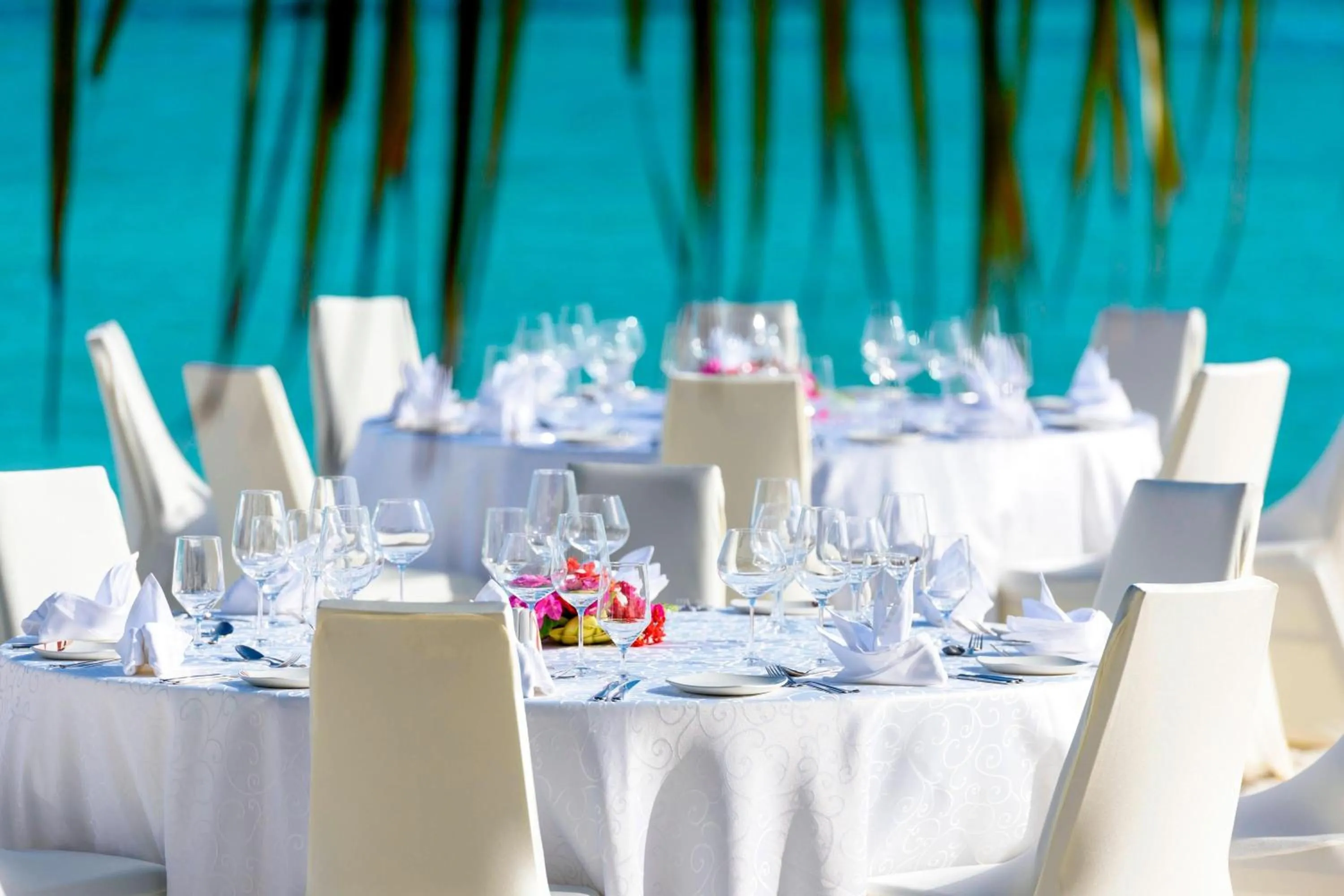 Beach in Sheraton Maldives Full Moon Resort & Spa