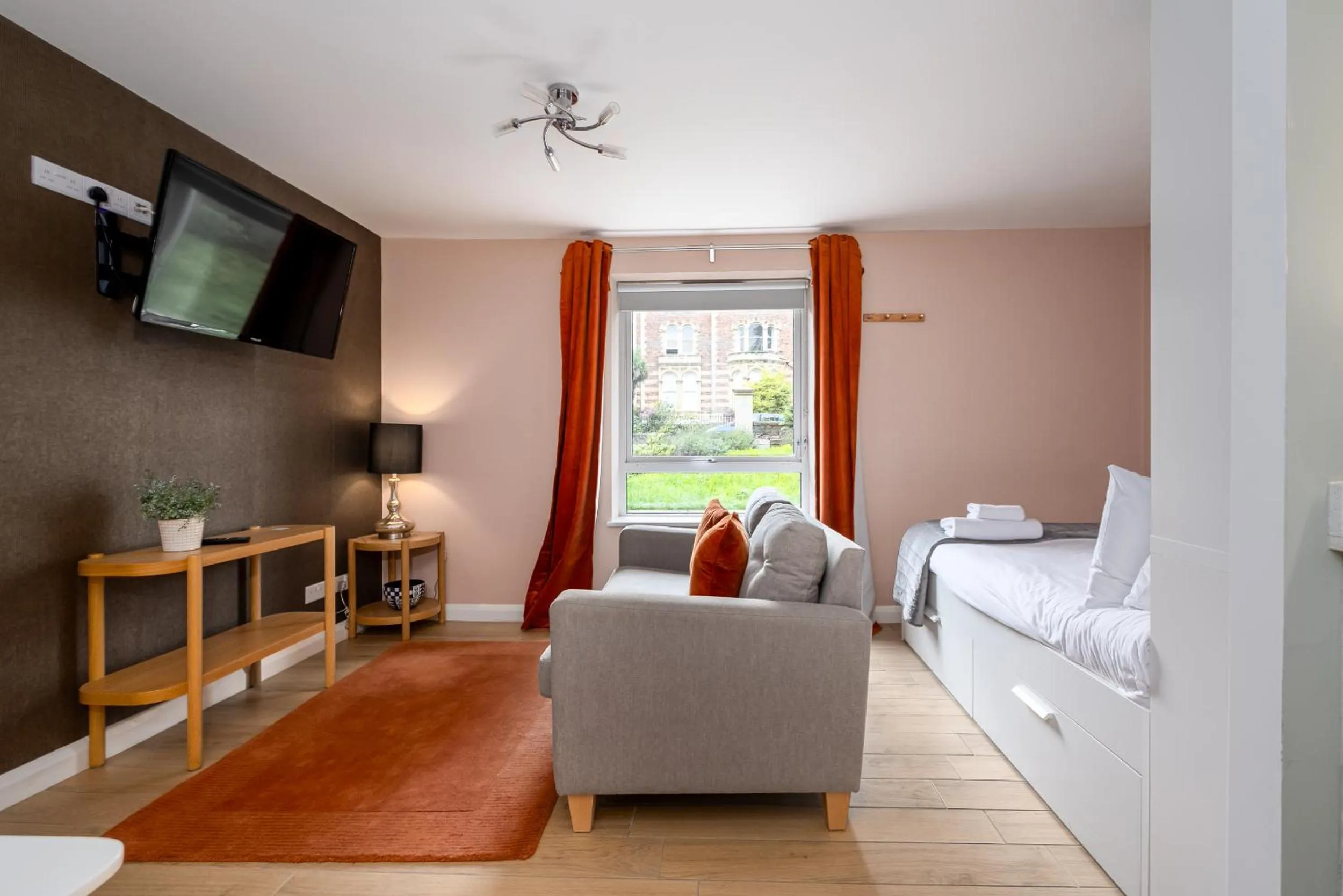 TV and multimedia, Bed in Alison Court - Urban Apartments