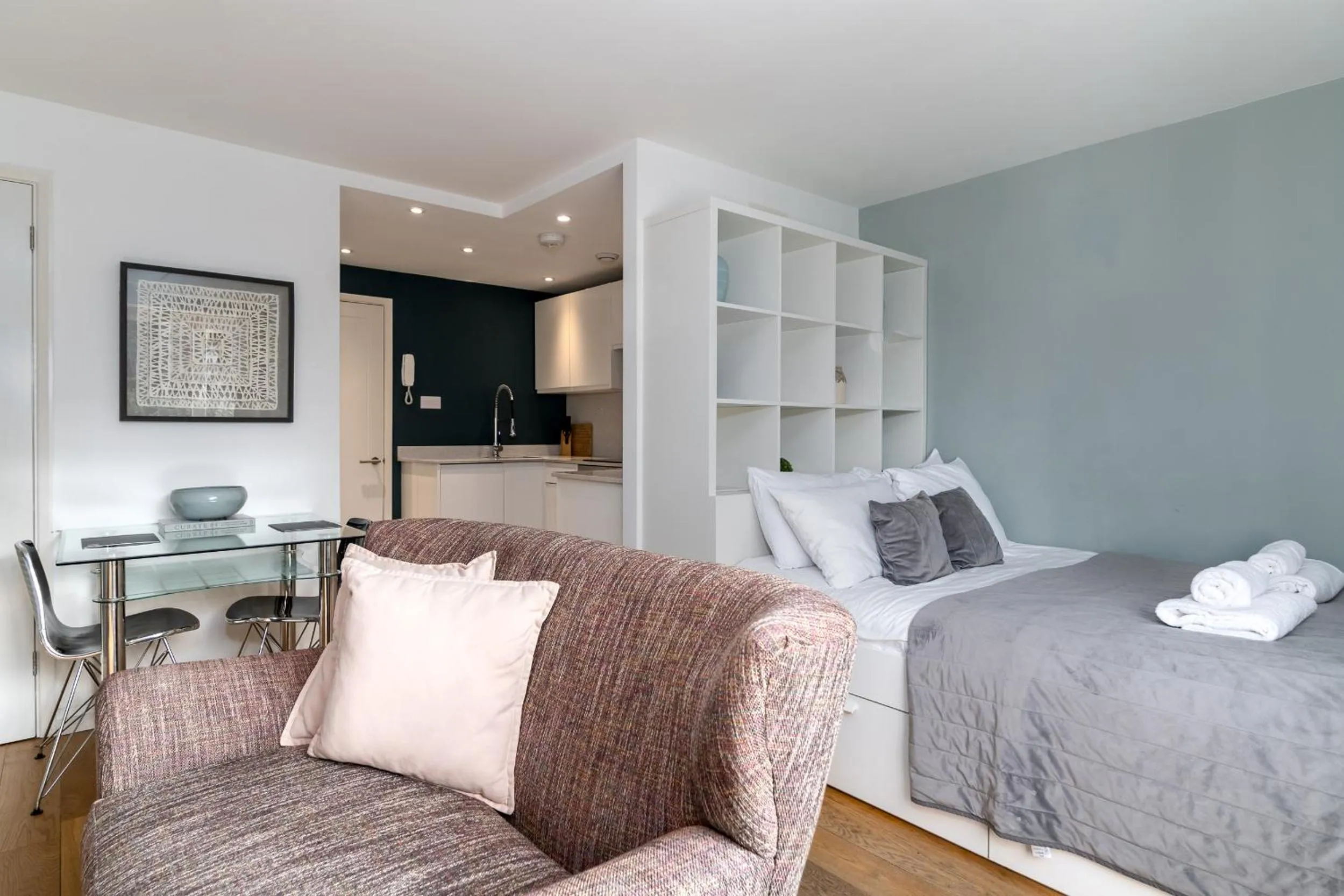 Photo of the whole room, Bed in Alison Court - Urban Apartments