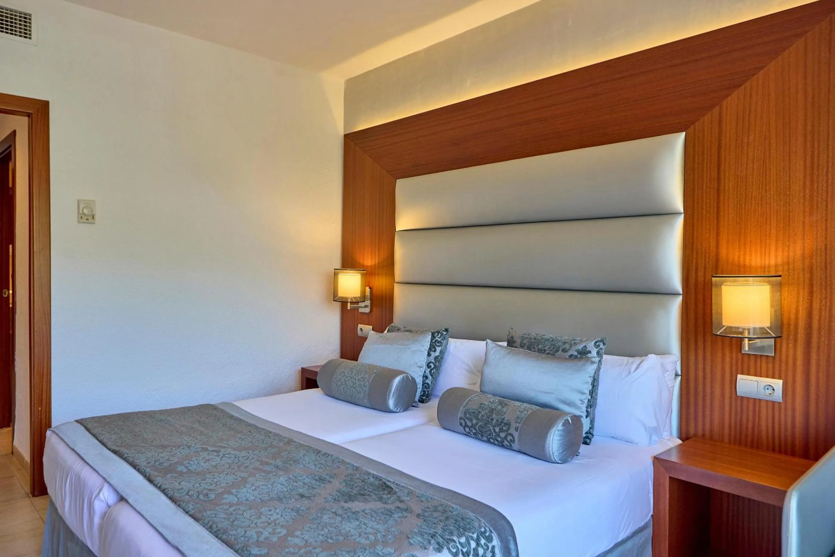 Photo of the whole room, Bed in Zafiro Rey Don Jaime