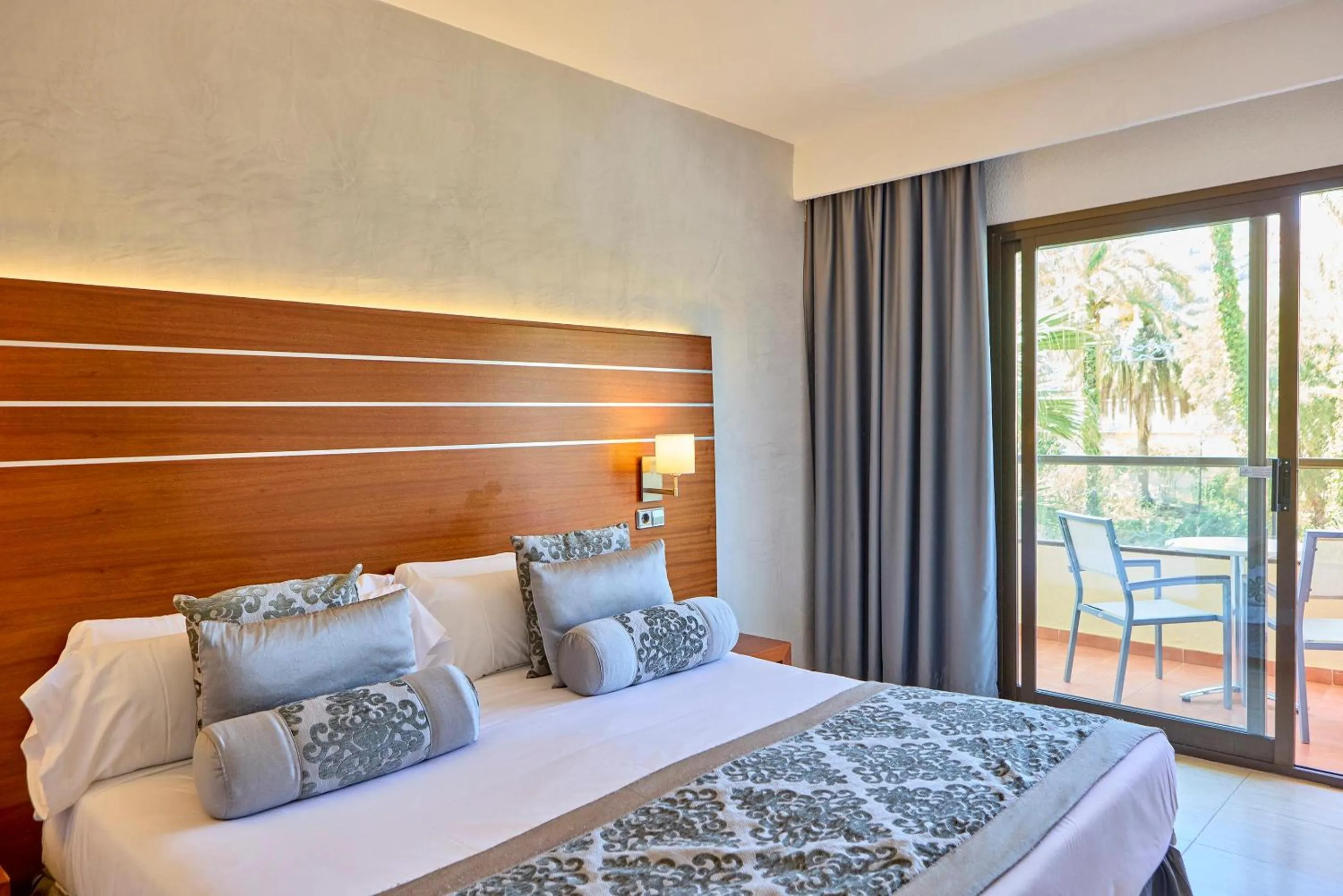 Photo of the whole room, Bed in Zafiro Rey Don Jaime