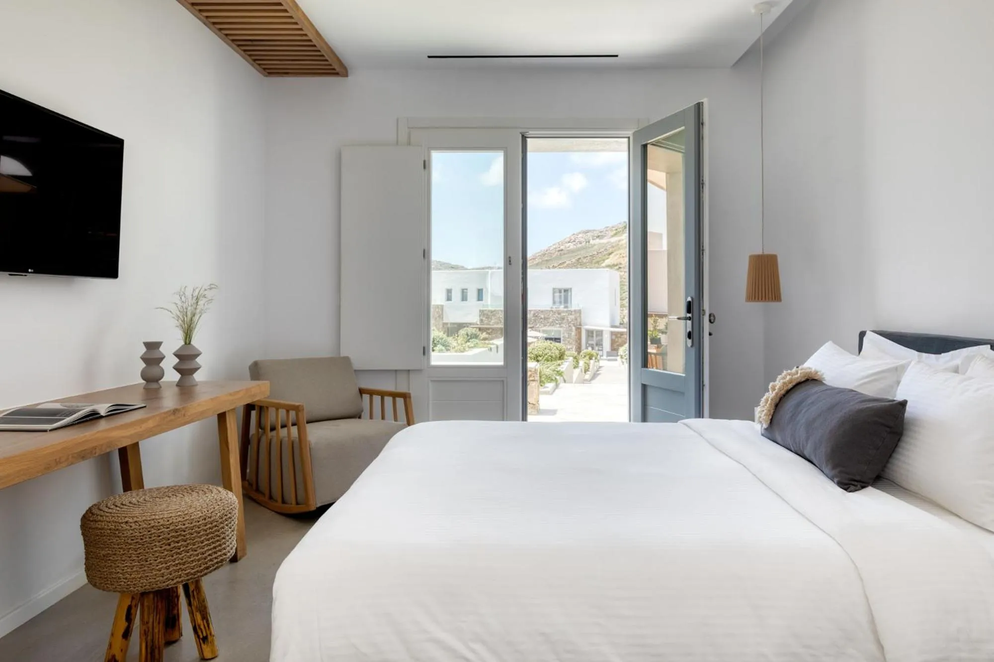 Photo of the whole room, Bed in Elia Mykonos Resort