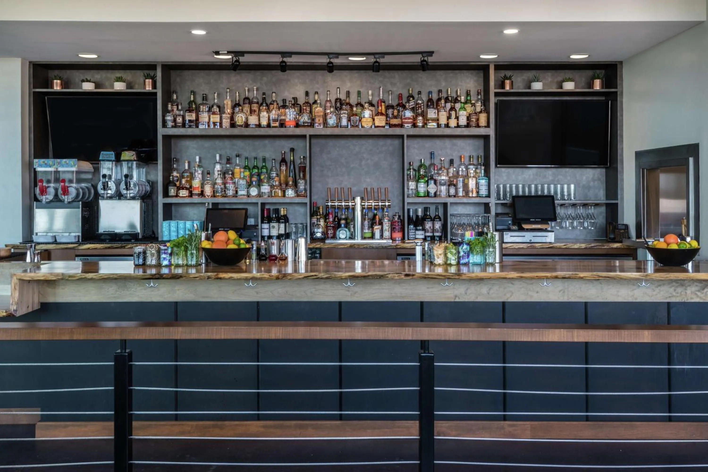 Lounge or bar in Hampton Inn & Suites Fort Wayne Downtown
