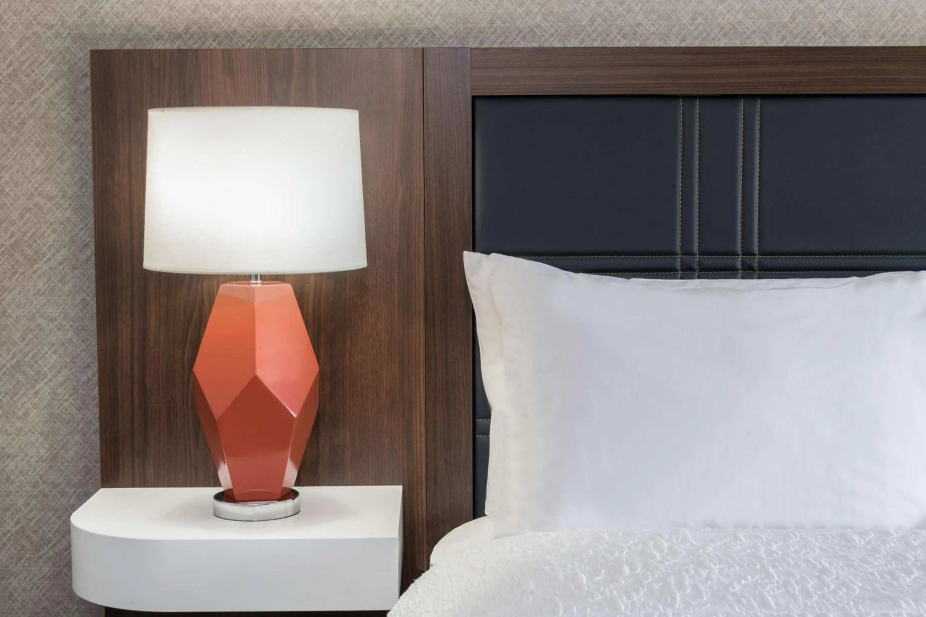 Bed in Hampton Inn & Suites Fort Wayne Downtown