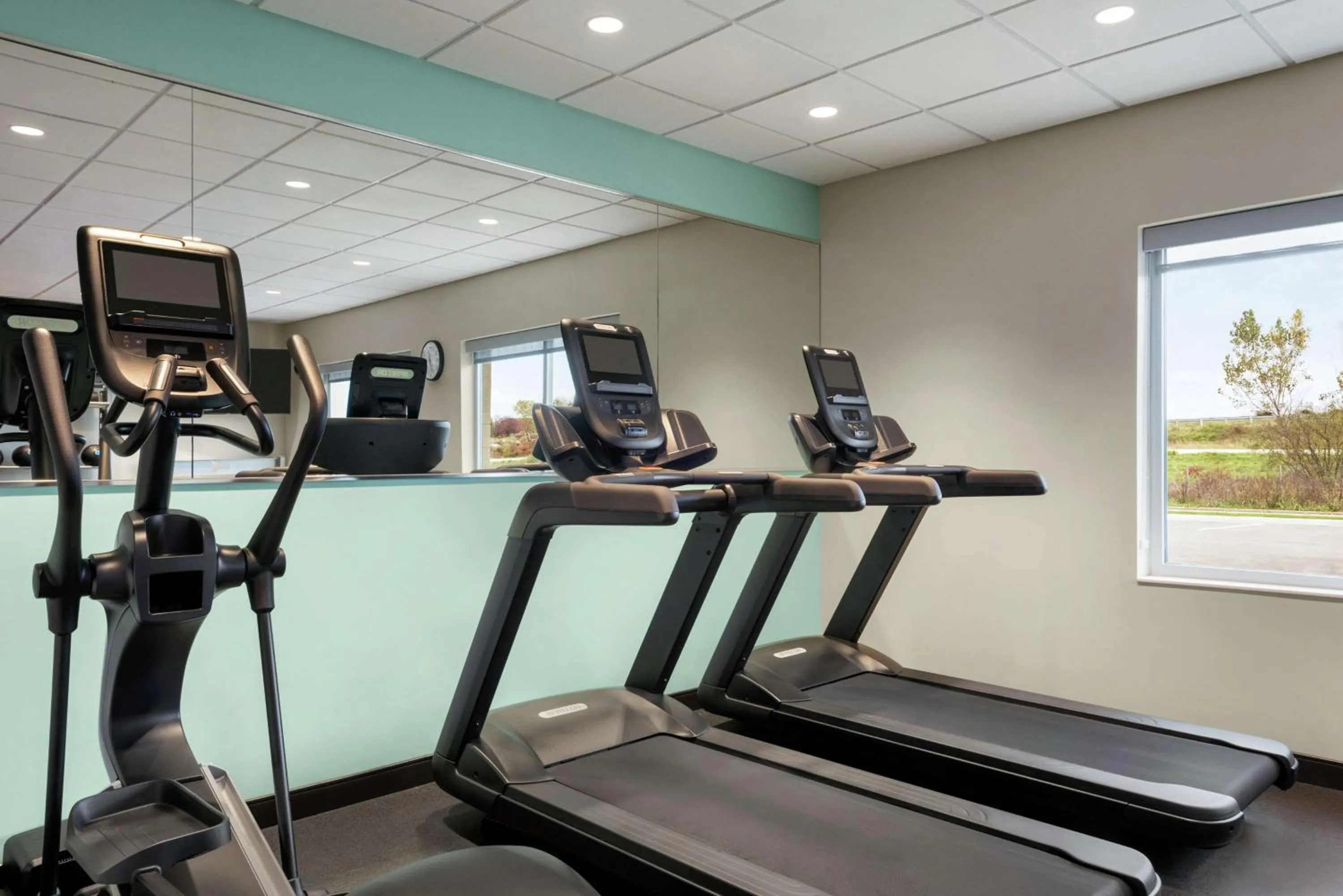 Fitness centre/facilities in Tru By Hilton Milwaukee Brookfield