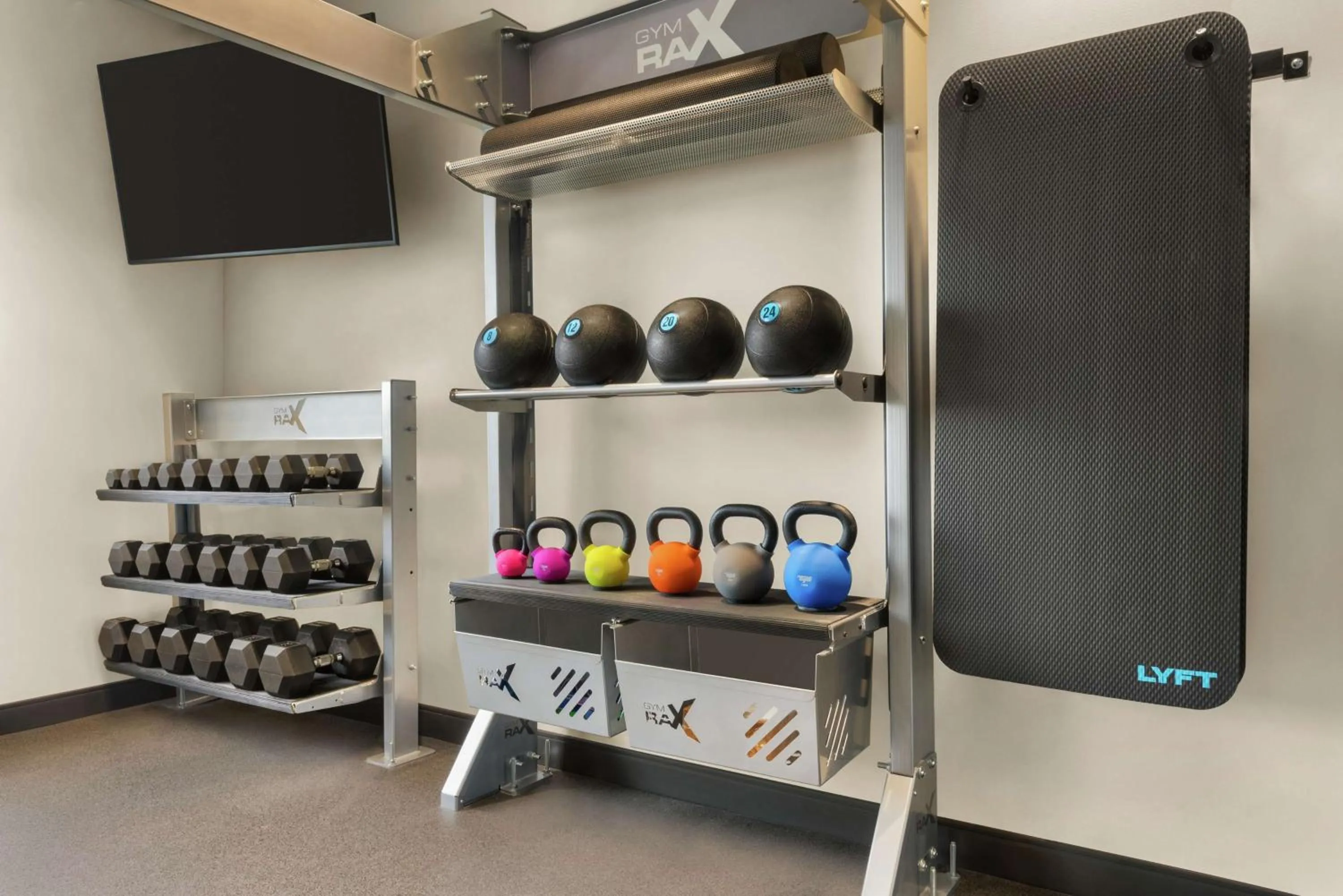 Fitness centre/facilities in Tru By Hilton Milwaukee Brookfield