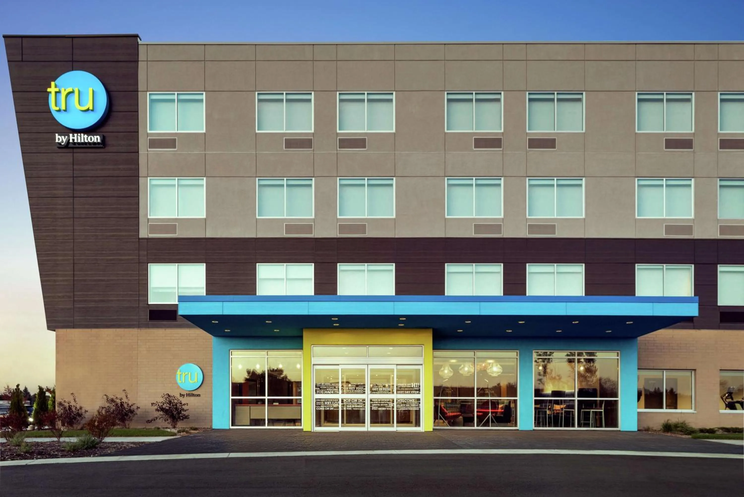 Property building in Tru By Hilton Milwaukee Brookfield