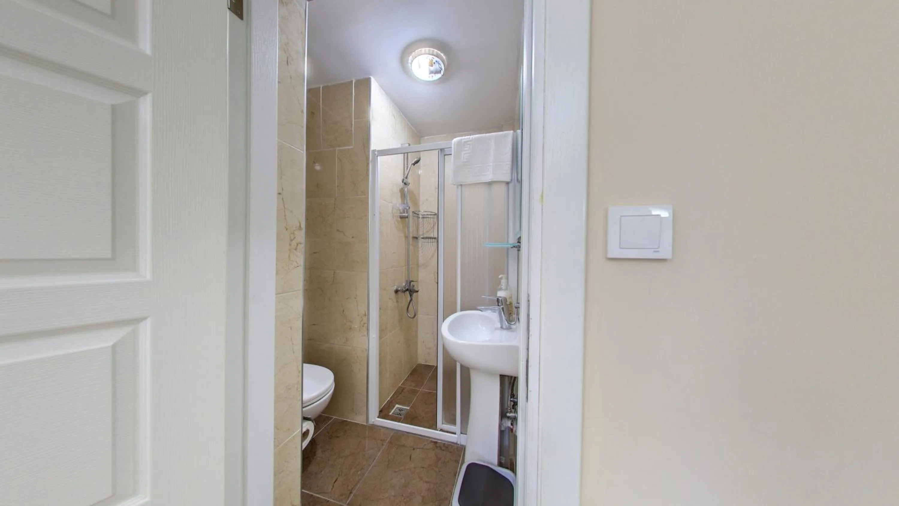 Shower in Cihangir Palace Hotel