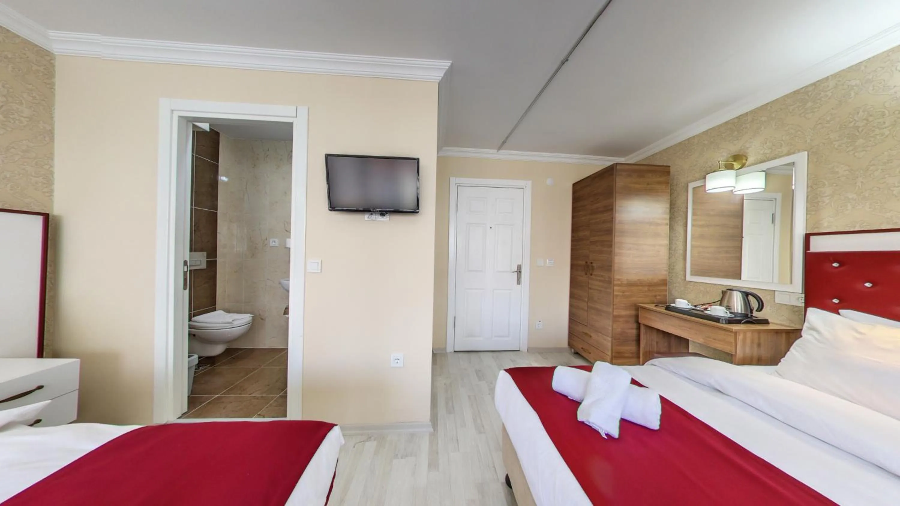 Communal lounge/ TV room, Bed in Cihangir Palace Hotel