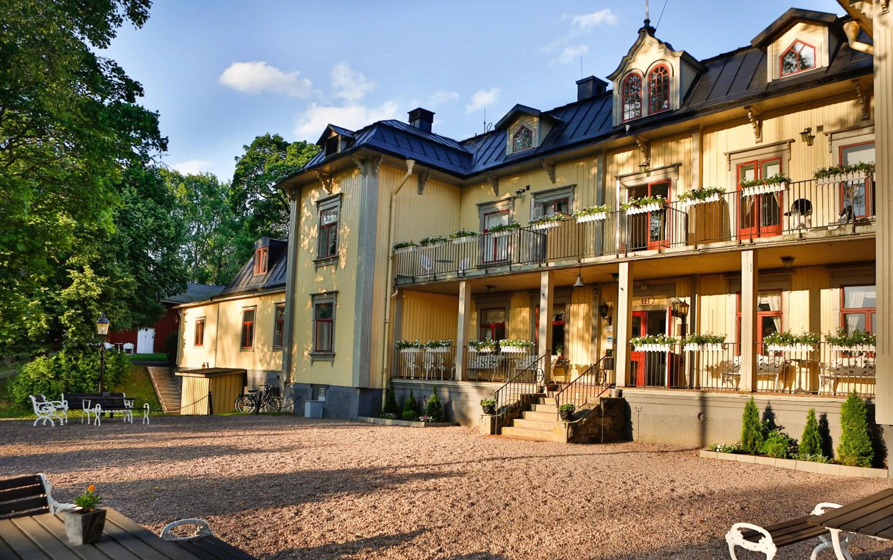 Property building in Hennickehammars Herrgård