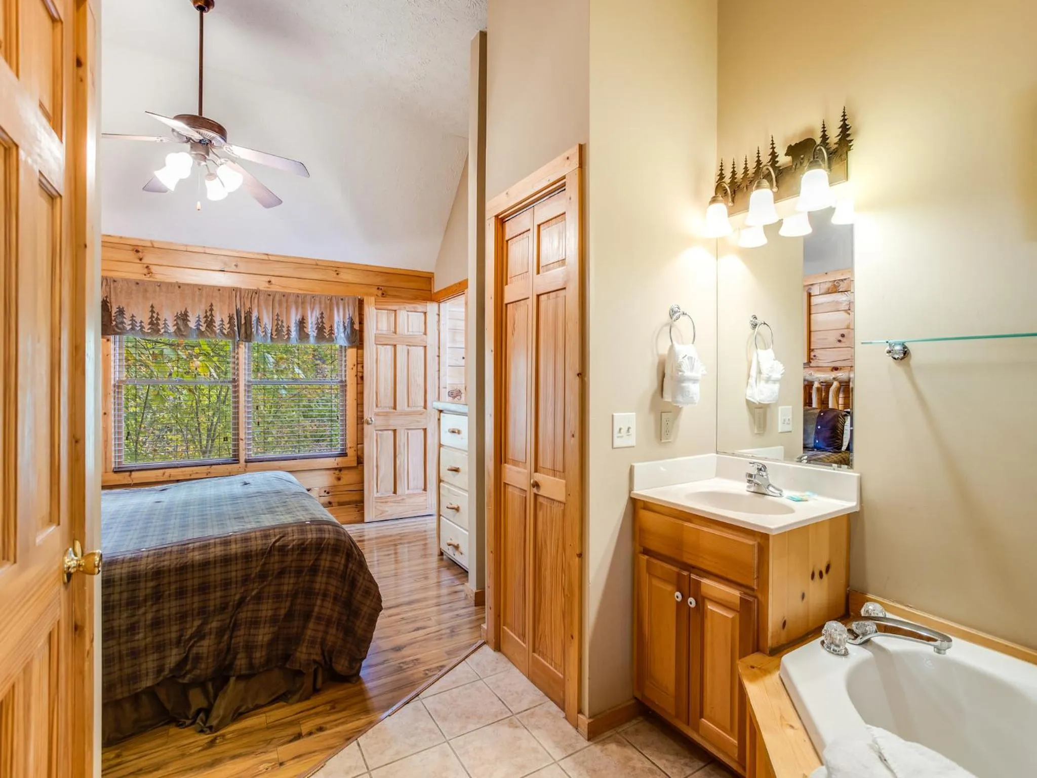 Kitchen or kitchenette, Bed in Saddle Ridge