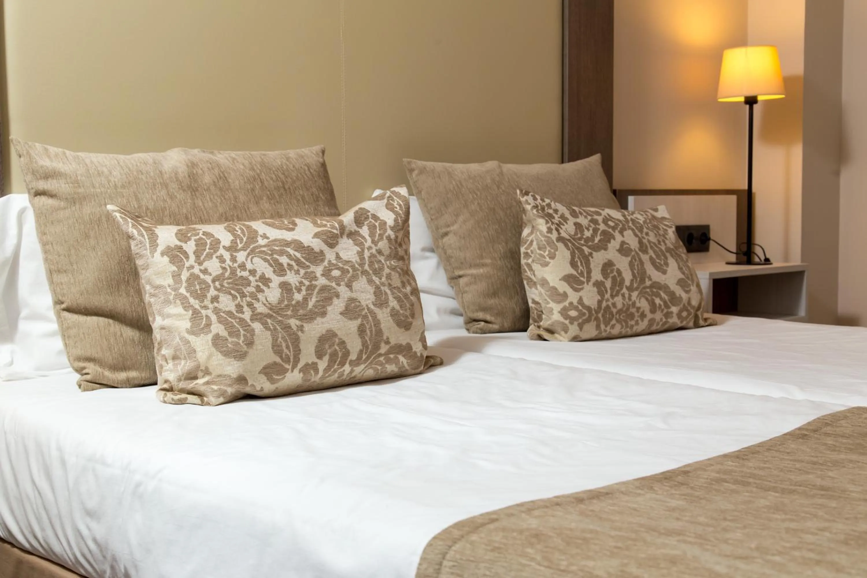 Decorative detail, Bed in Pierre & Vacances Barcelona Sants