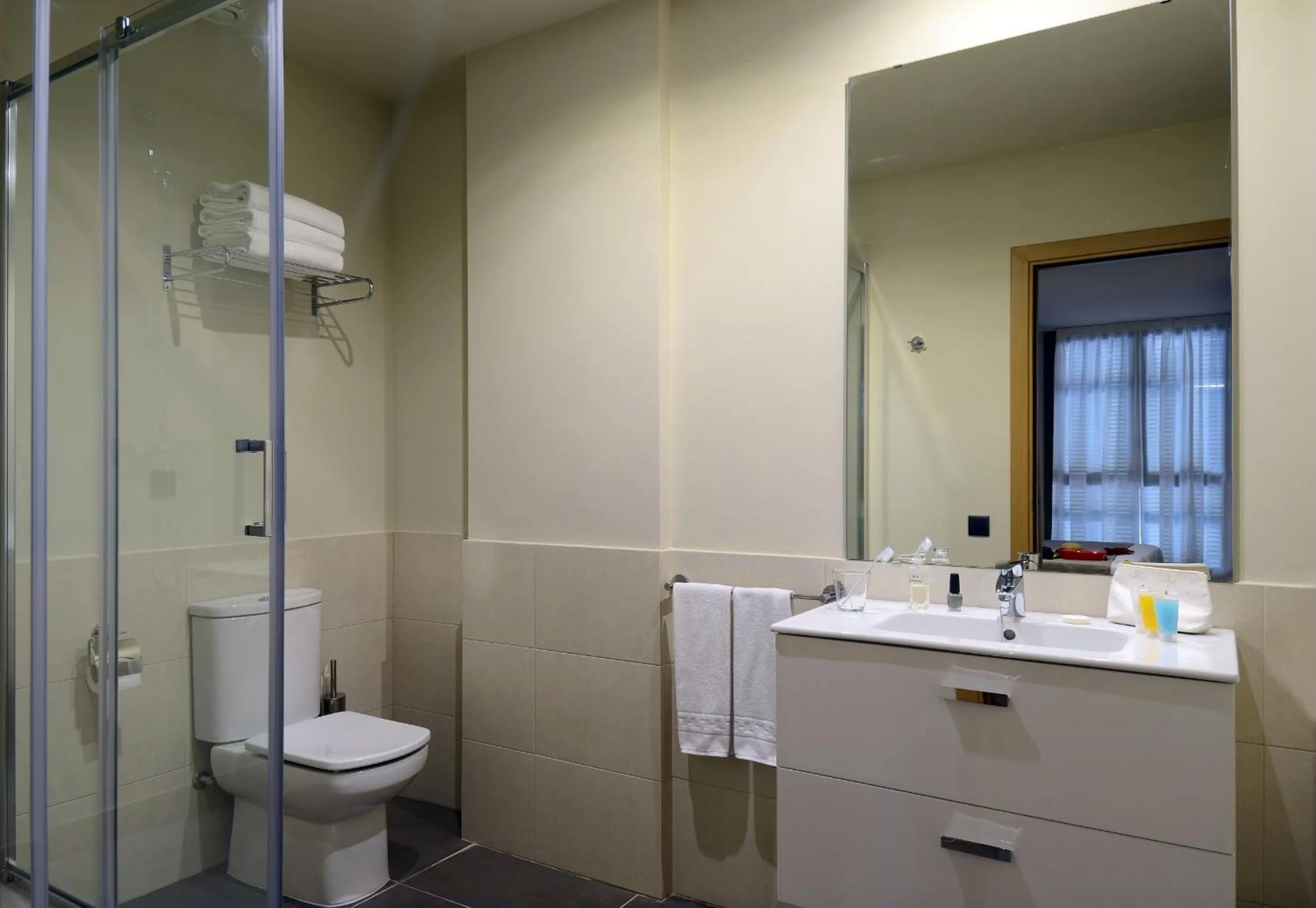 Bathroom in Pierre & Vacances Barcelona Sants