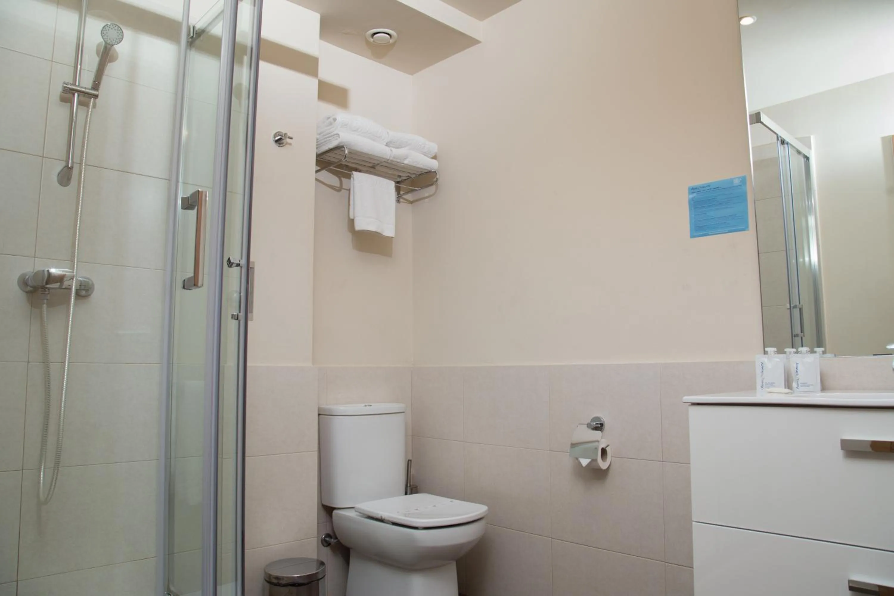 Bathroom in Pierre & Vacances Barcelona Sants