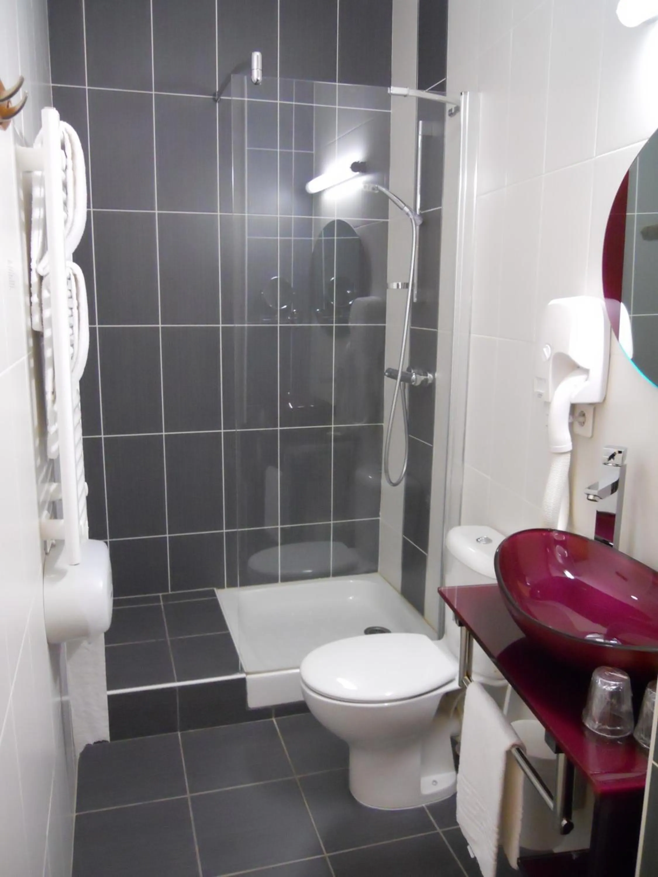 Bathroom in Logis hôtel Aux Berges de l'Aveyron