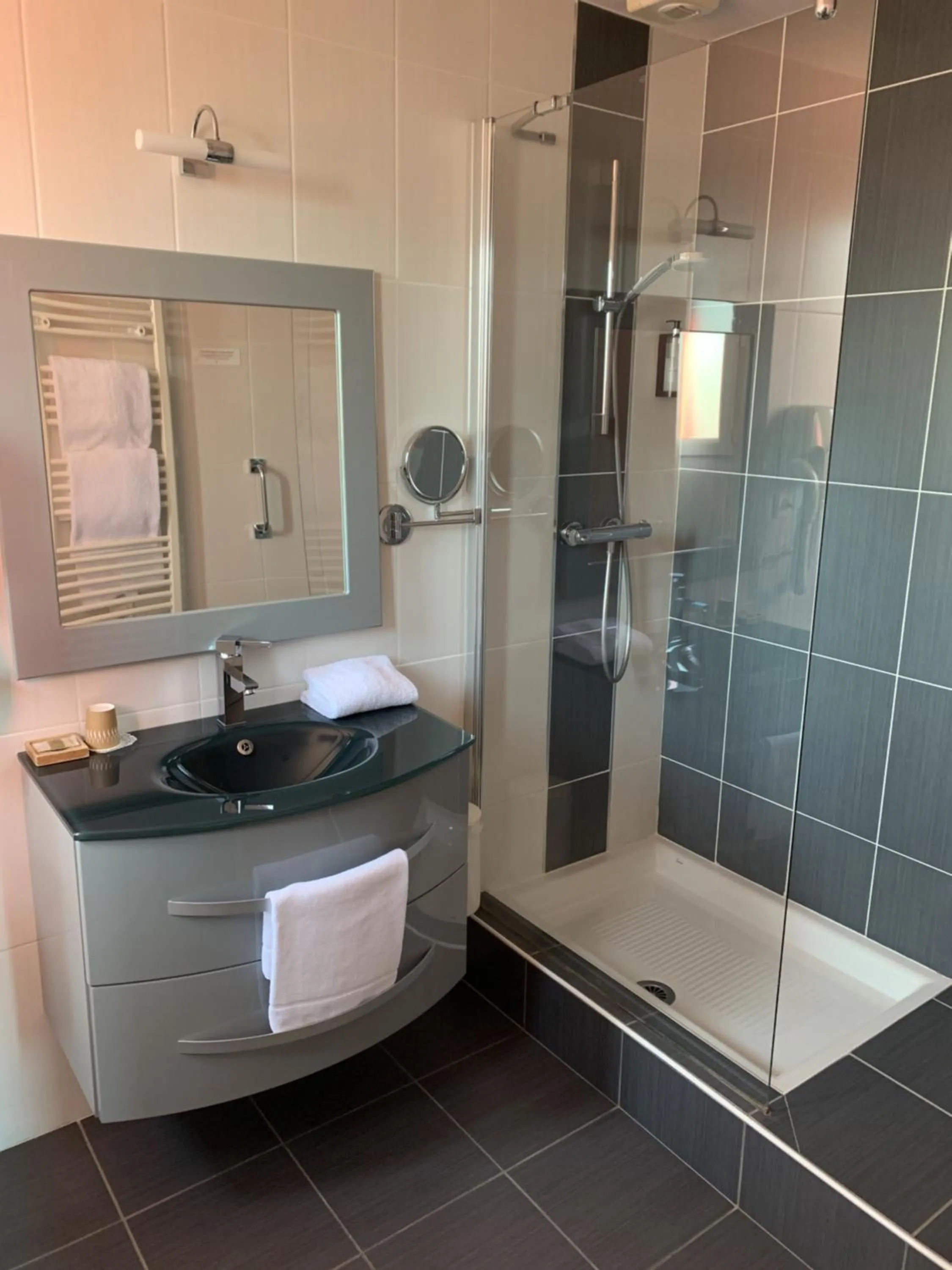 Bathroom in Logis hôtel Aux Berges de l'Aveyron