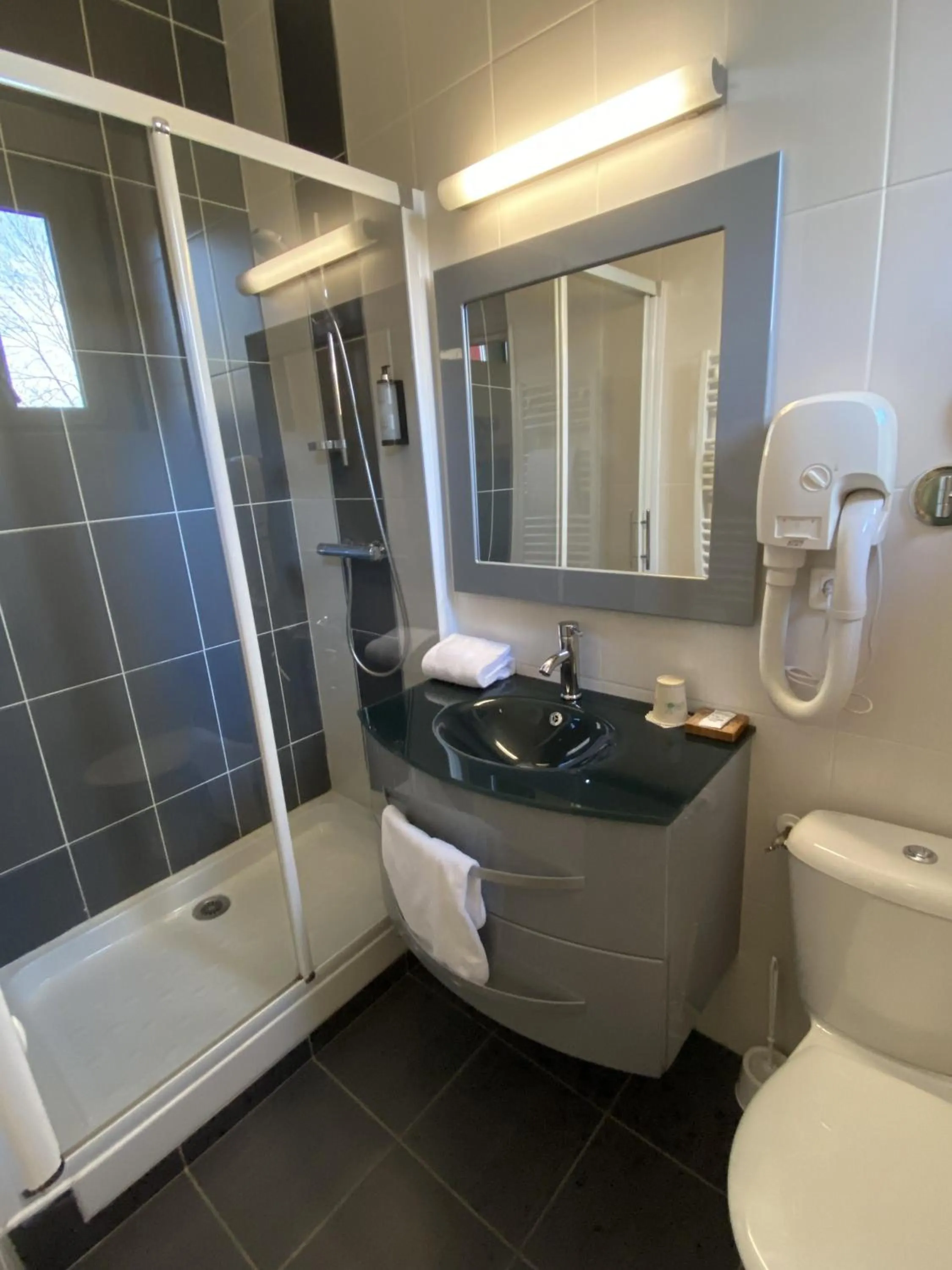 Bathroom in Logis hôtel Aux Berges de l'Aveyron